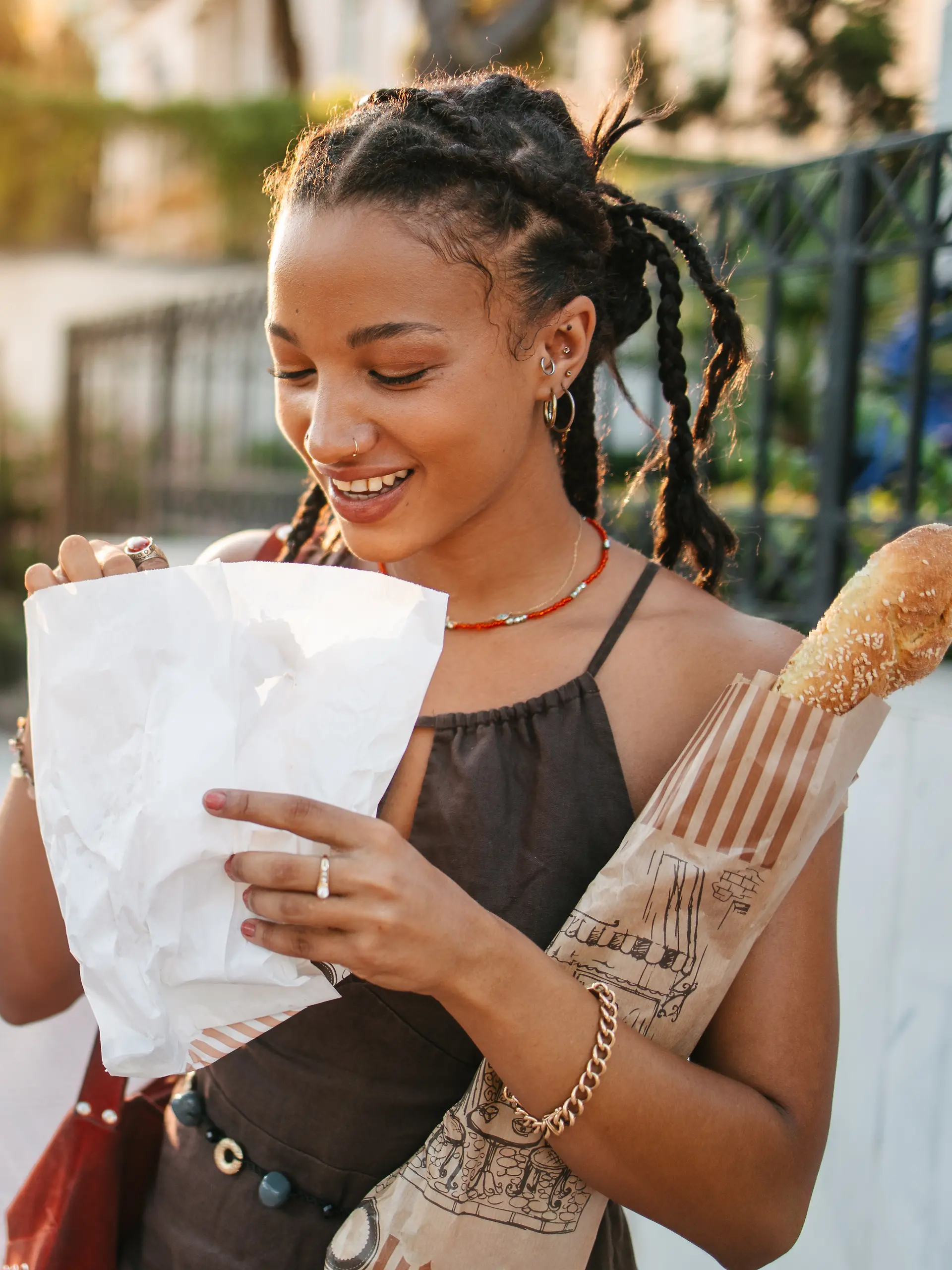 Eine junge Frau aus Frankreich isst Baguette.