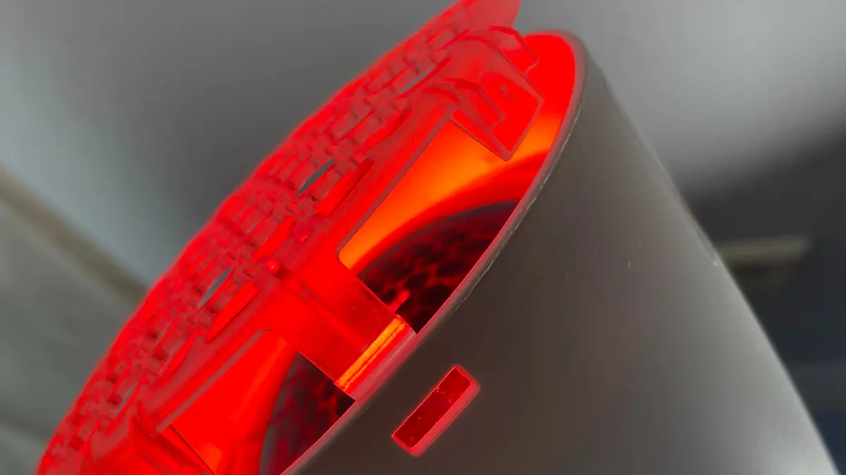 Sanitas Rotlichtlampe im angeschalteten Zustand im close up mit Händen.