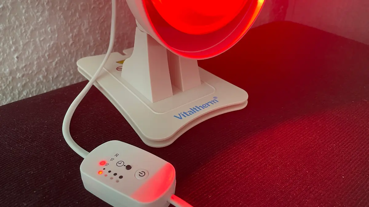 Close up der Rotlichtlampe Vitaltherm mit Kabel und Schalter.