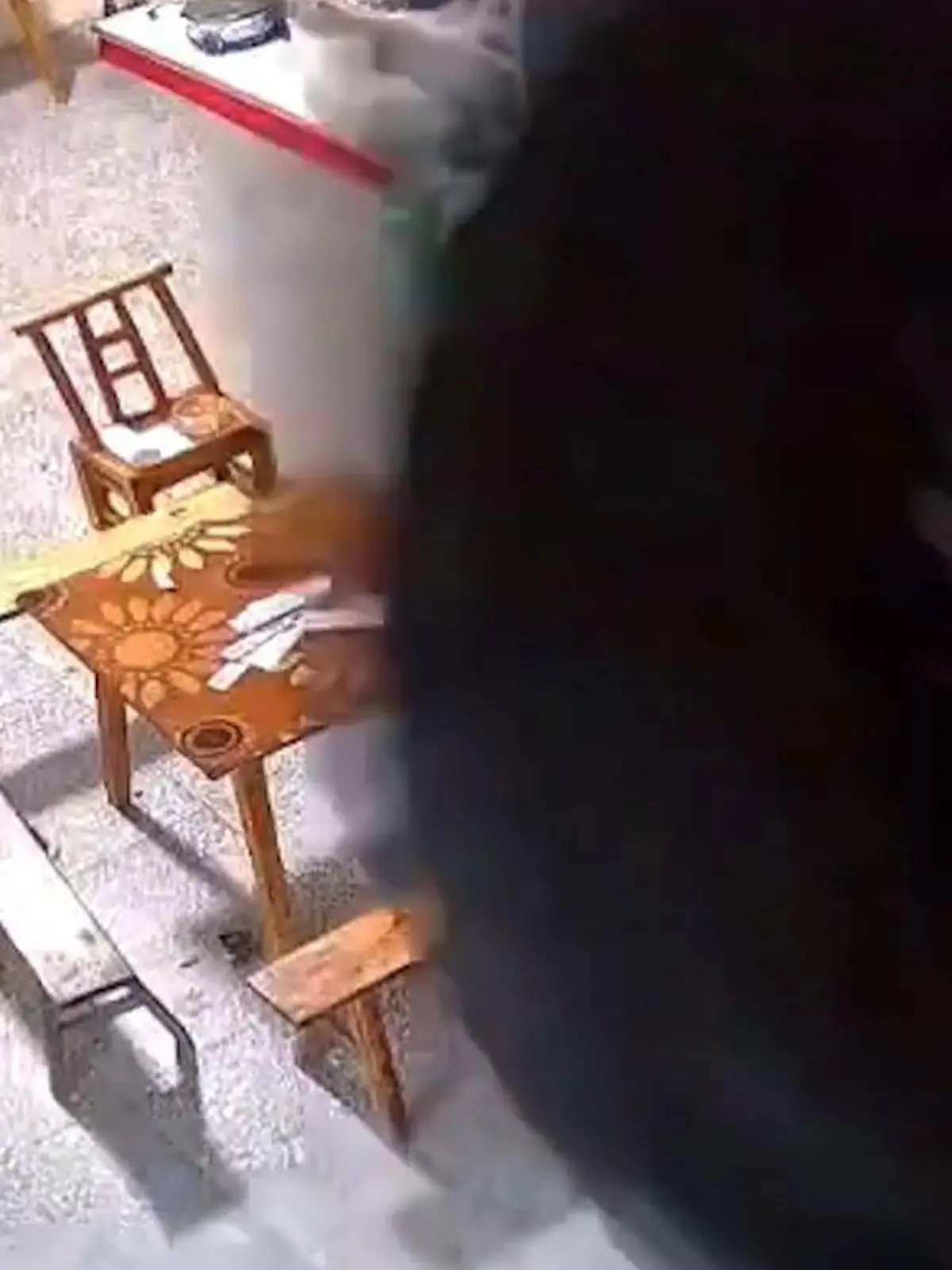 Bild zu: "Lkw-Reifen löst sich plötzlich – und trifft Anwohner im Haus!"