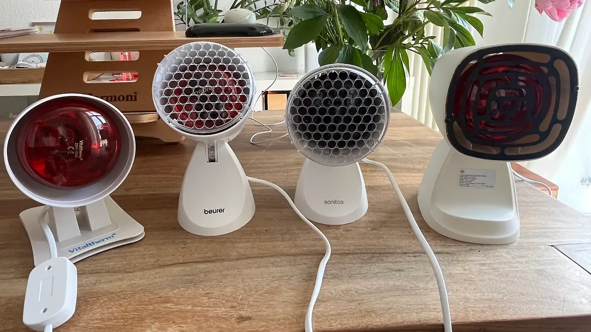 Vier Rotlichtgeräte stehen auf einem Tisch.