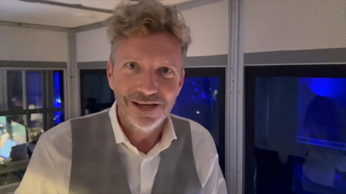 ESC-Kommentator nimmt uns mit in seine heilige Kabine Backstage mit Thorsten Schorn