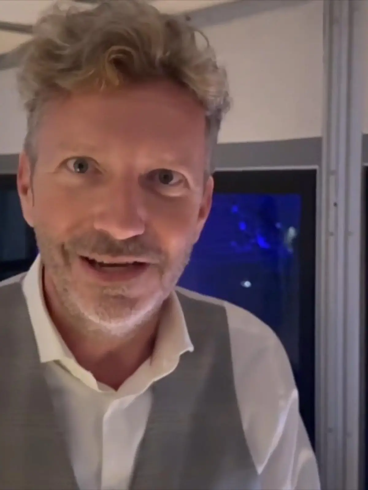 Bild zu: "ESC-Kommentator nimmt uns mit in seine heilige Kabine"