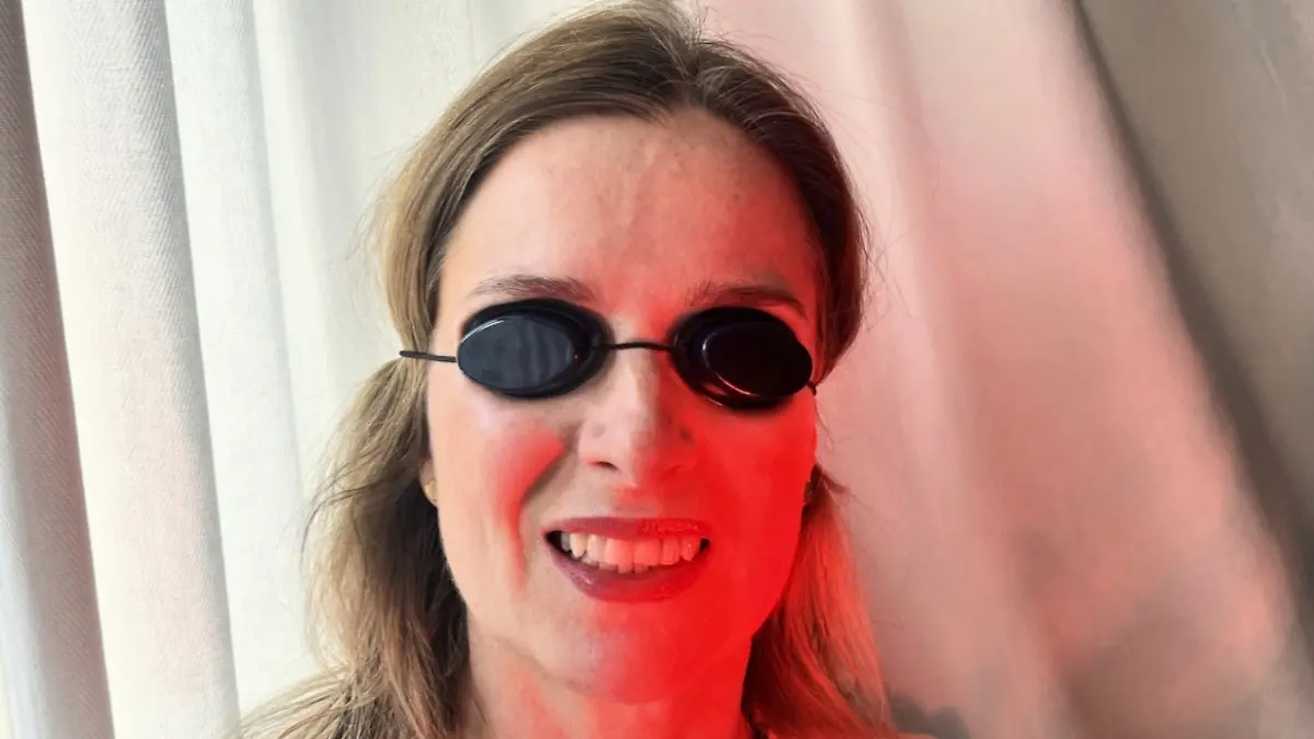 Maren Mangold mit Schutzbrille für die Augen zum Testen von Rotlichtlampen.