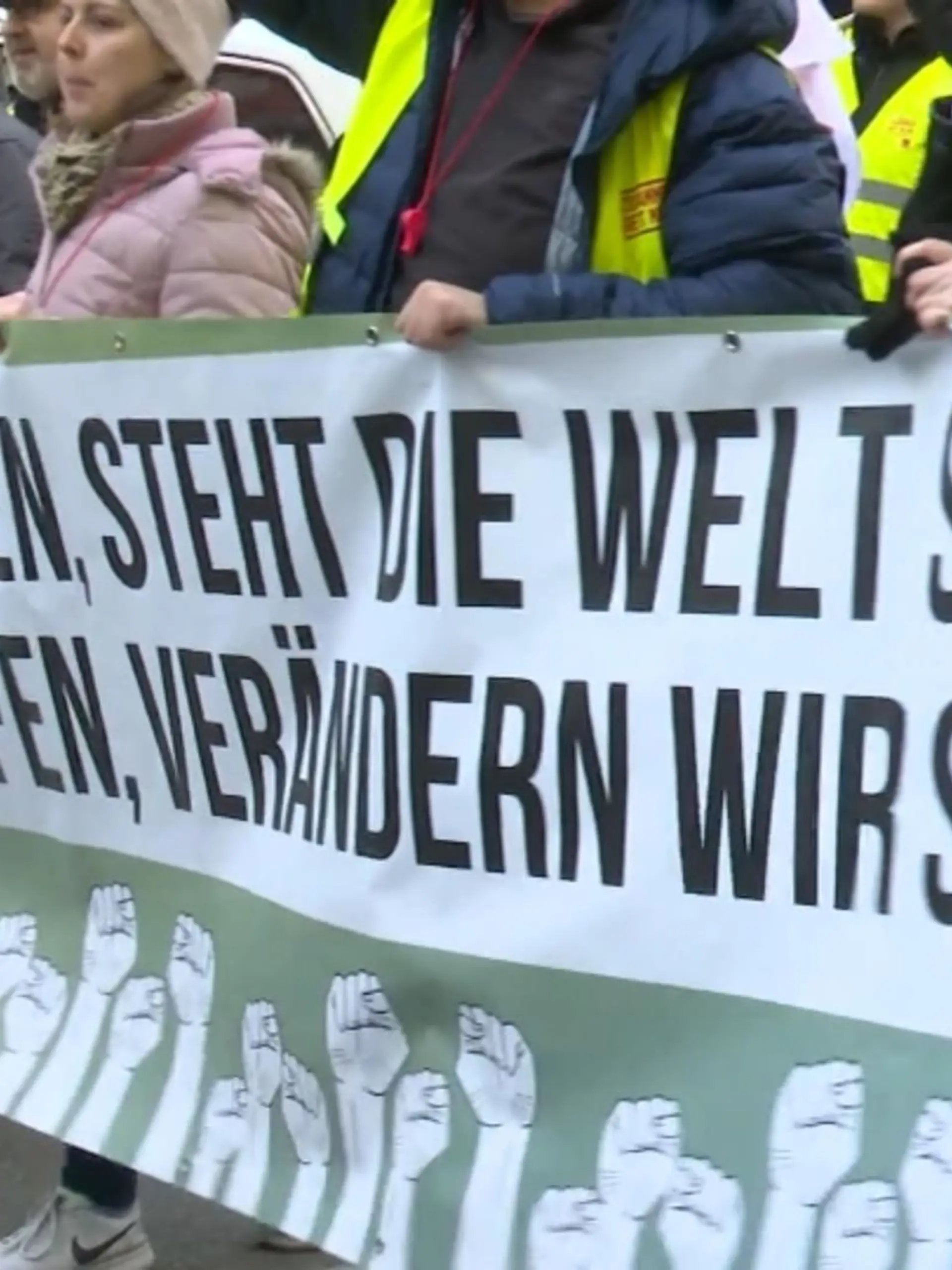 Leere Bahnhöfe, ausgestorbene Flughäfen, überfüllte Straßen – all das kommt wohl oder übel kommende Woche auch in Hessen auf uns zu - aber was fährt denn nun noch? Pendler und Reisende müssen sich wegen des großangelegten Warnstreiks der Gewerkschaften ver.di und der Eisenbahn- und Verkehrsgewerkschaft (EVG) am Montag (27. März) auch in Hessen auf ein drastisch eingeschränktes Verkehrsangebot einstellen. Damit ihr kommende Wochen nicht vor verschlossenen U-Bahn-Tunneln steht oder vergeblich auf den Bus wartet, haben wir eine kleine Übersicht. Weitere Infos zum Streik gibt’s im Video.