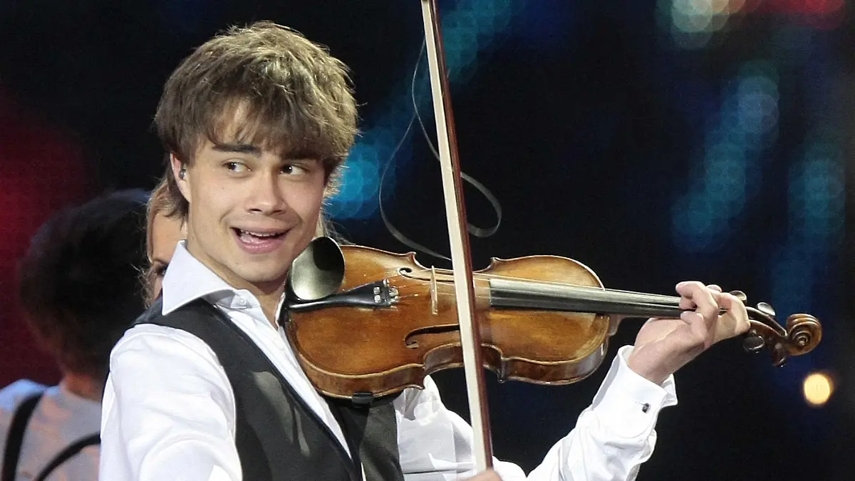 Der Sänger Alexander Rybak (Norwegen, "Fairytale") singt sich am Samstag (16.05.2009) beim Finale des 54. Eurovision Song Contest (ESC) in Moskau zum Sieg. Im Finale des 54. (ESC) in der russischen Hauptstadt setzte er sich gegen 24 Länder durch. Foto: Ulrich Perrey dpa +++(c) dpa - Bildfunk+++