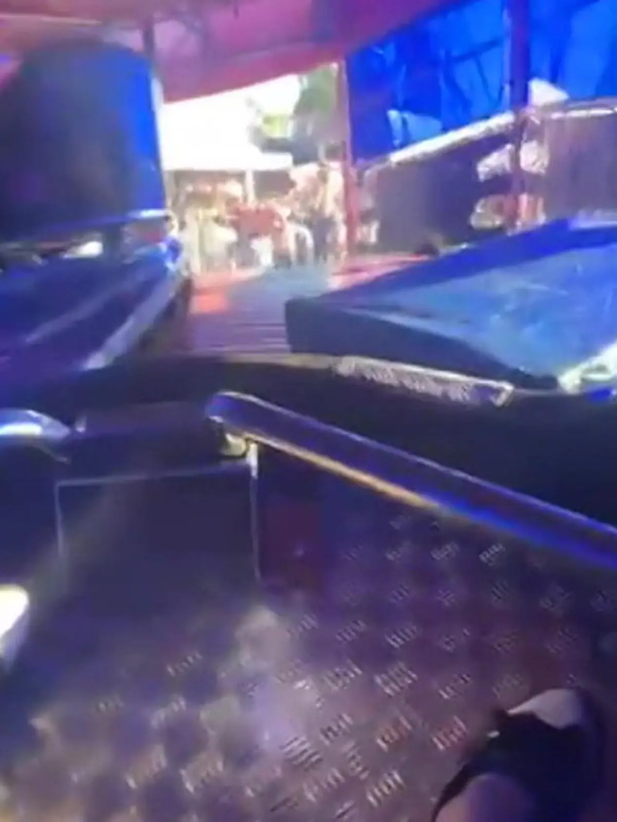 Bild zu: "Horror-Karussell bringt sie in Gefahr ‒ Kinder aus der Bahn geworfen!"