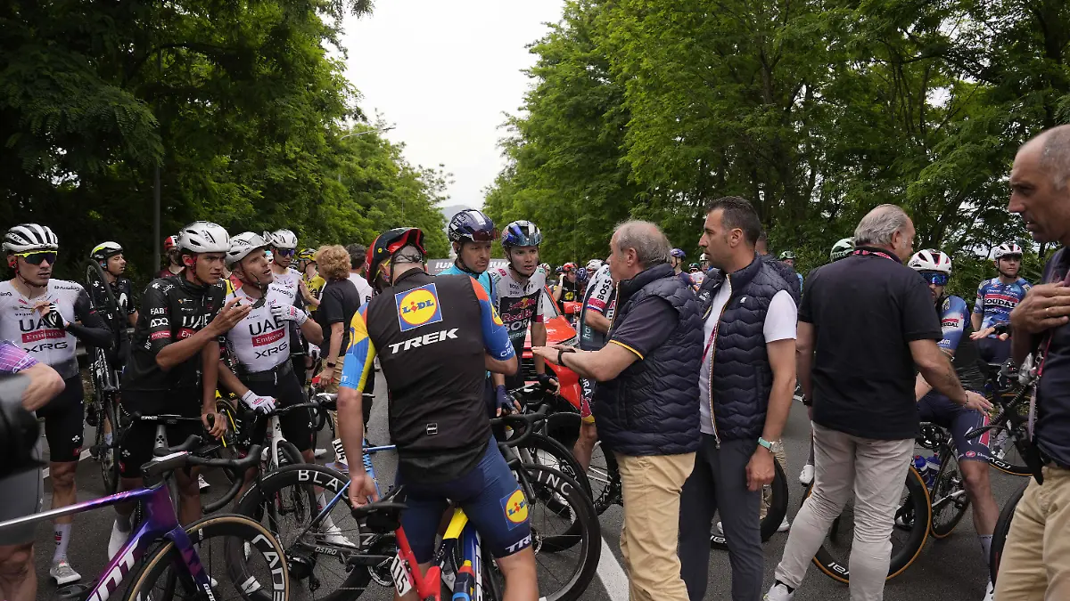 Ein schwerer Massensturz überschattet die sechste Etappe des Giro d’Italia.