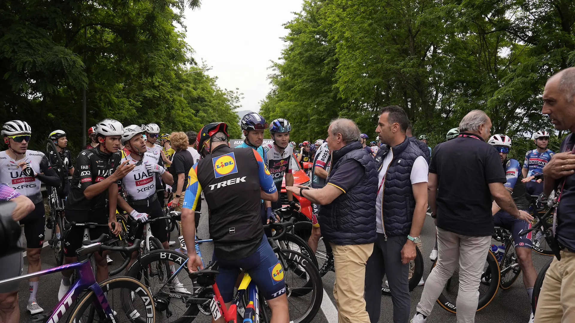 Ein schwerer Massensturz überschattet die sechste Etappe des Giro d’Italia.