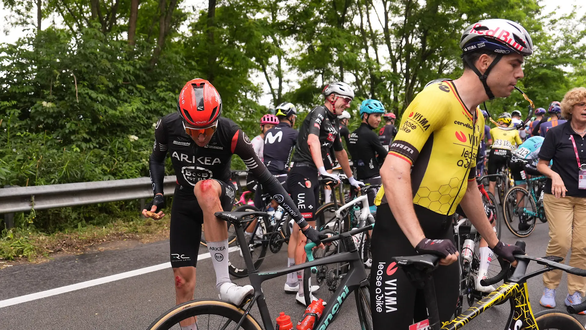 Ein schwerer Massensturz überschattet die sechste Etappe des Giro d’Italia.