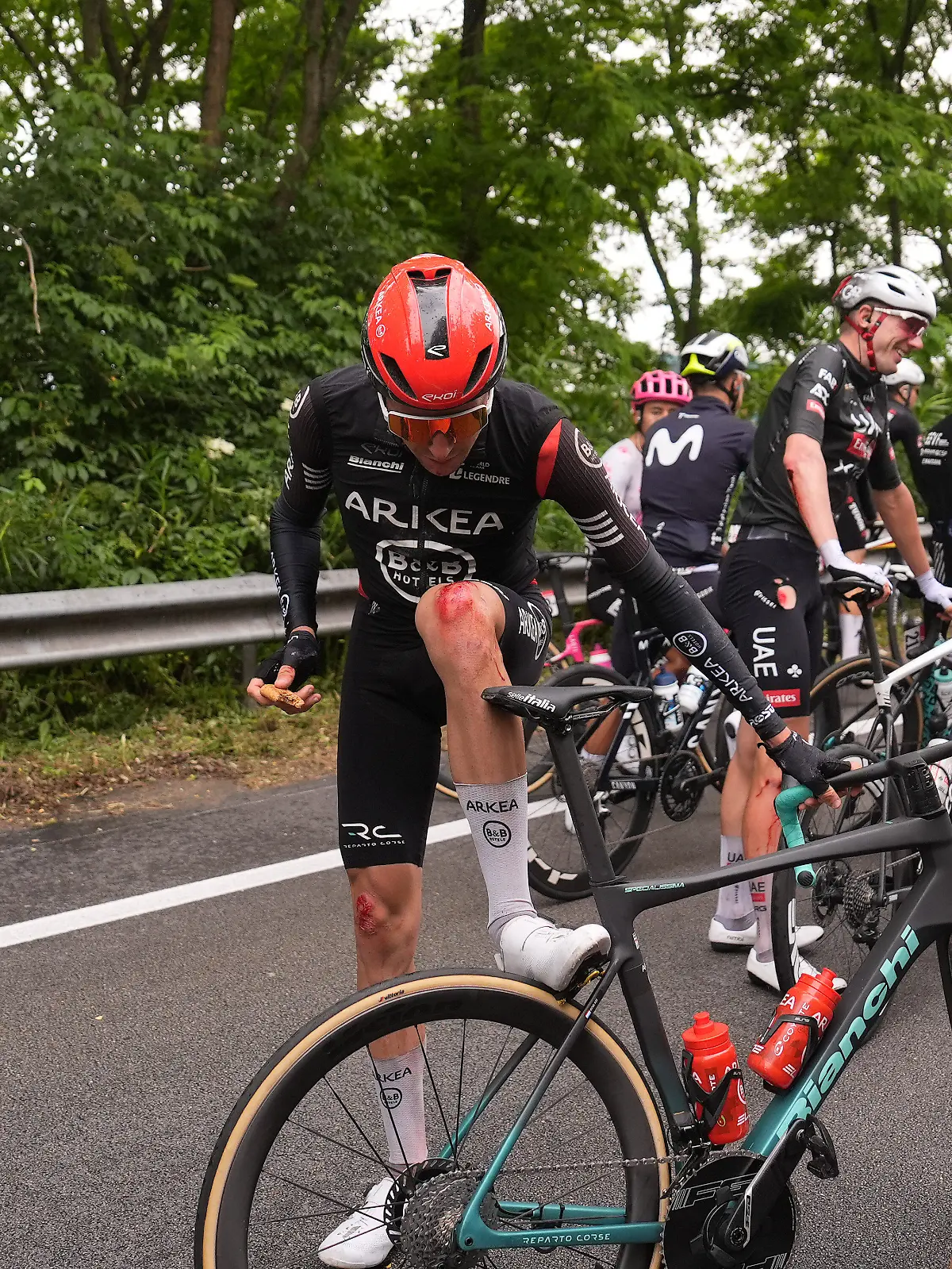 Ein schwerer Massensturz überschattet die sechste Etappe des Giro d’Italia.