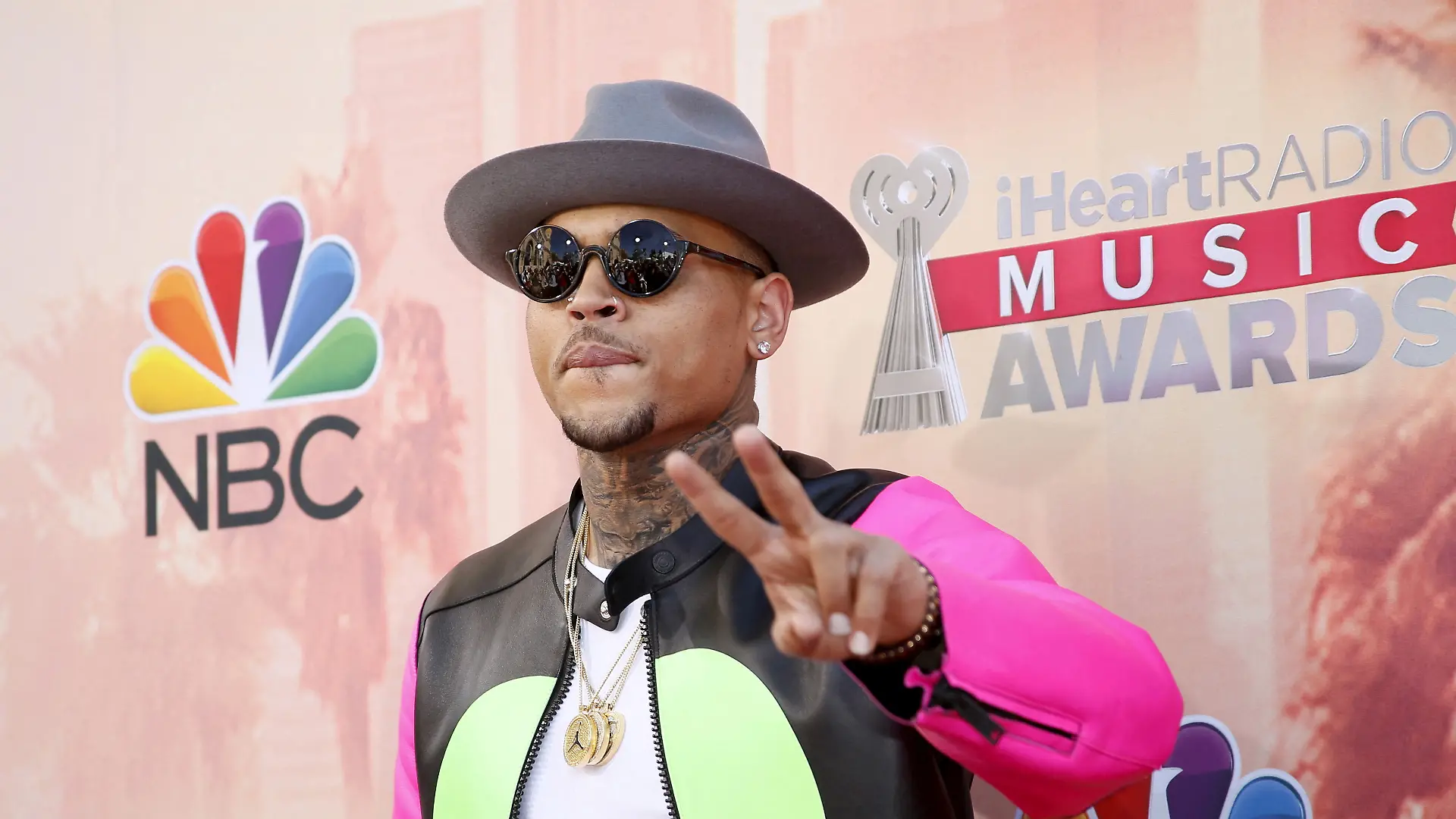 Eigentlich will Chris Brown (36) mit Konzerten in Großbritannien sein 20-jähriges Karrierejubiläum feiern. Doch jetzt ist seine Tour in Gefahr, da er wohl in einem Fünf Sterne-Hotel in Manchester festgenommen worden ist. Demnach setzen Kriminalbeamte der englischen Polizei den Musiker um 2.00 Uhr morgens im Lowry Hotel fest.