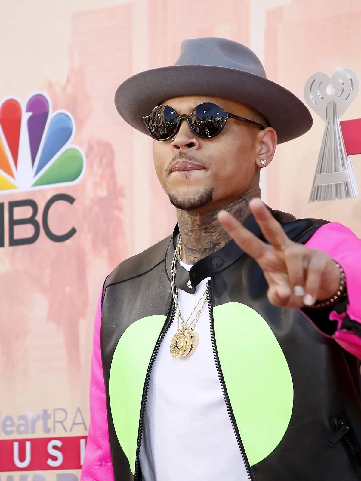 Eigentlich will Chris Brown (36) mit Konzerten in Großbritannien sein 20-jähriges Karrierejubiläum feiern. Doch jetzt ist seine Tour in Gefahr, da er wohl in einem Fünf Sterne-Hotel in Manchester festgenommen worden ist. Demnach setzen Kriminalbeamte der englischen Polizei den Musiker um 2.00 Uhr morgens im Lowry Hotel fest.