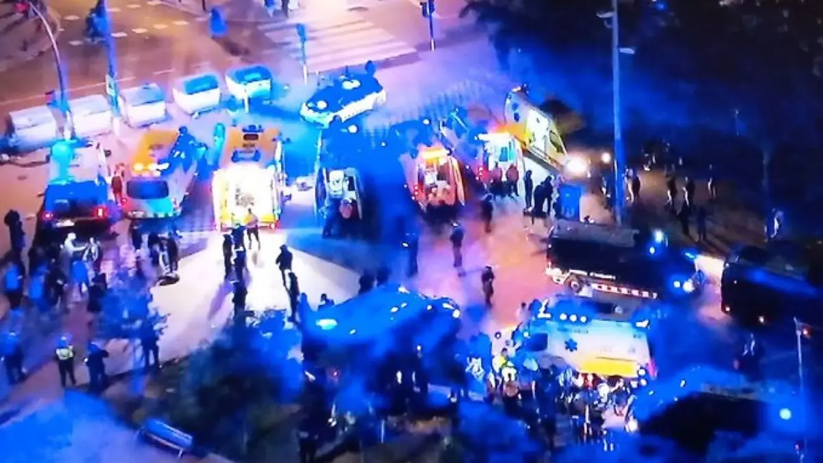 In Barcelona ist am Rande des Derbys zwischen dem FC Barcelona und Espanyol Barcelona ein Auto in eine Menschenmenge gerast. Wie die örtliche Polizei bei X bestätigt, gibt es mehrere Verletzte. Mittlerweile bestehe kein Risiko für die Menschen im Stadion. 