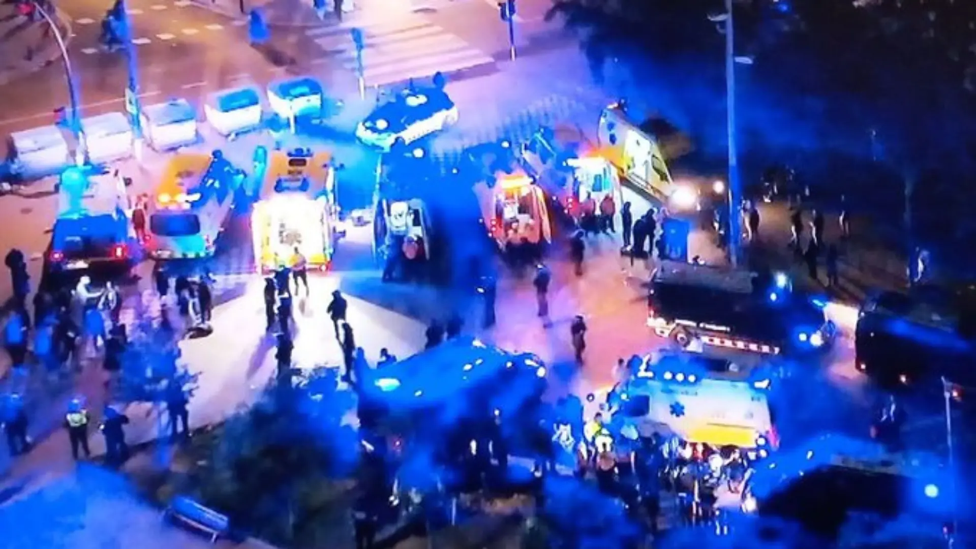In Barcelona ist am Rande des Derbys zwischen dem FC Barcelona und Espanyol Barcelona ein Auto in eine Menschenmenge gerast. Wie die örtliche Polizei bei X bestätigt, gibt es mehrere Verletzte. Mittlerweile bestehe kein Risiko für die Menschen im Stadion. 
