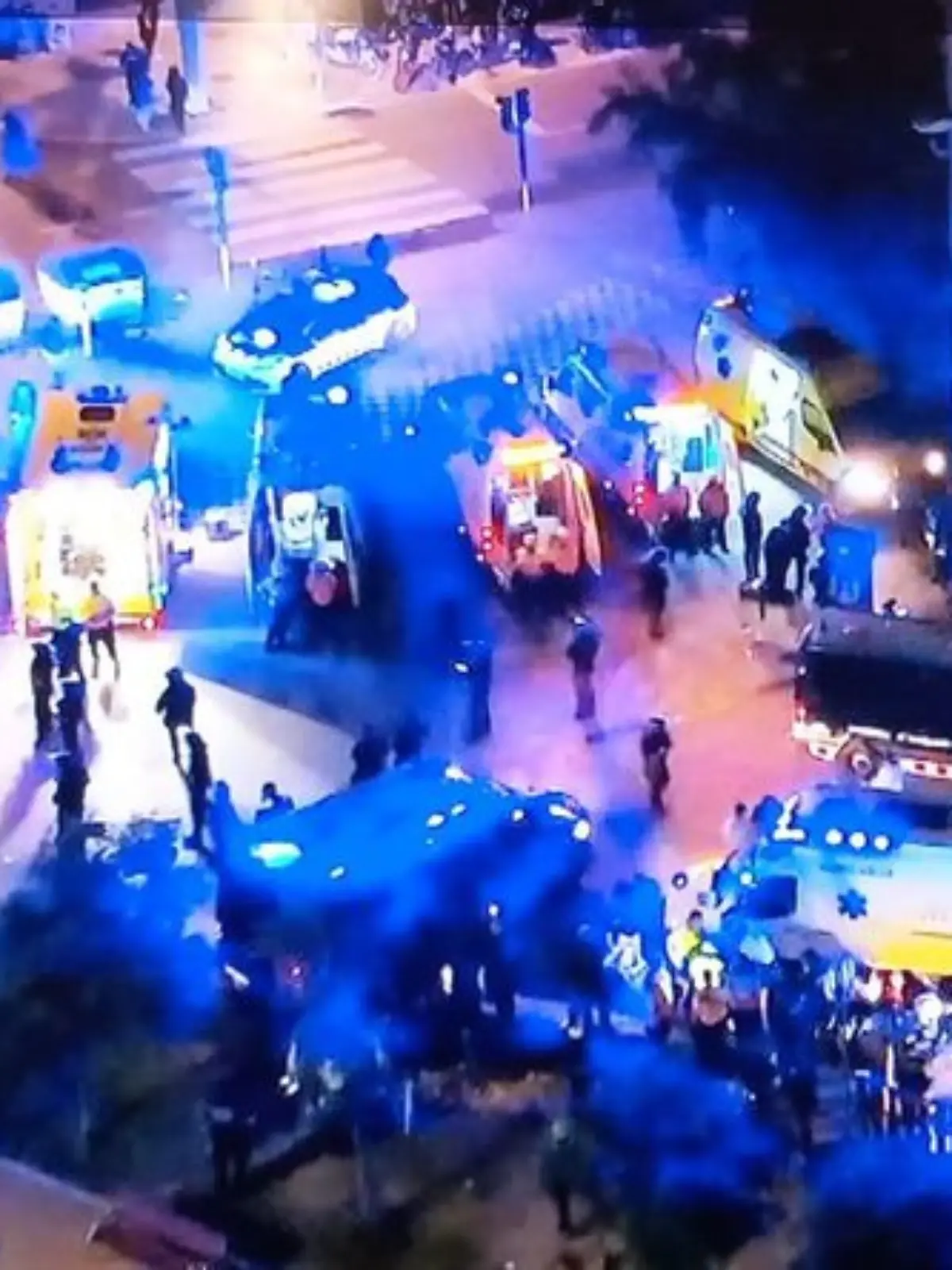 In Barcelona ist am Rande des Derbys zwischen dem FC Barcelona und Espanyol Barcelona ein Auto in eine Menschenmenge gerast. Wie die örtliche Polizei bei X bestätigt, gibt es mehrere Verletzte. Mittlerweile bestehe kein Risiko für die Menschen im Stadion. 