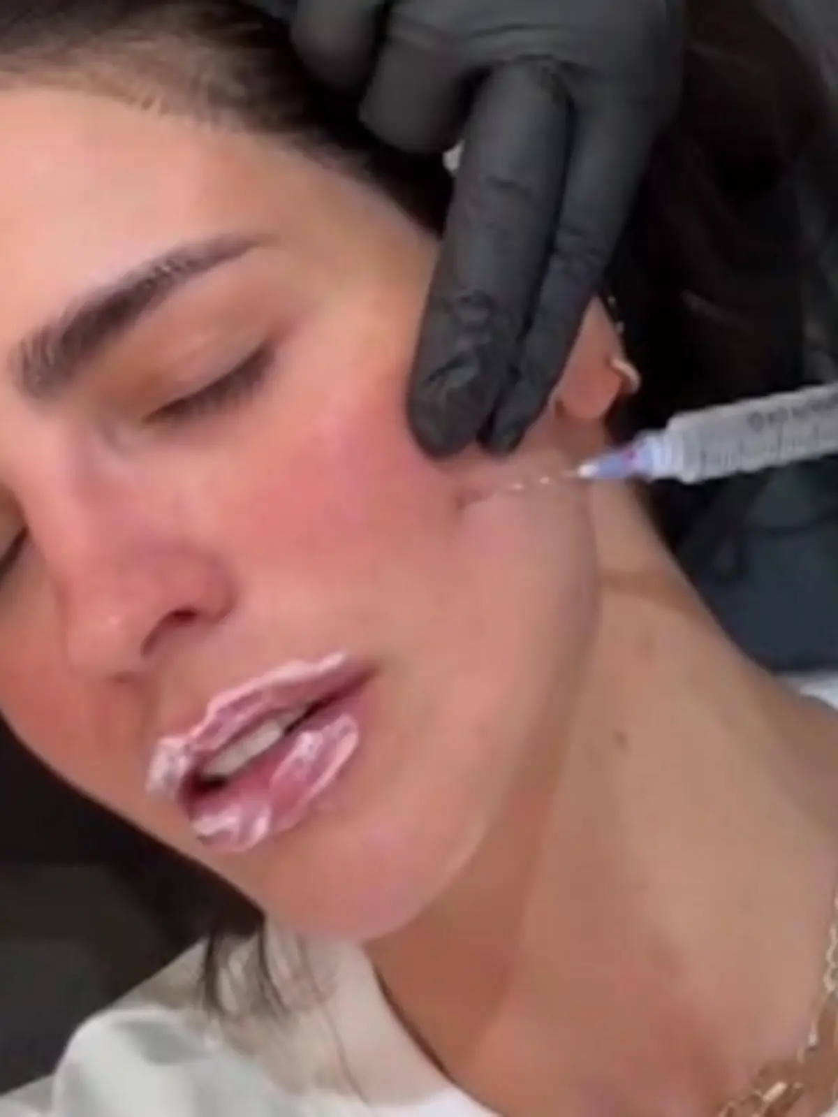 Für jüngere und schönere Haut! Schauspielerin Bárbara de Regil lässt sich Lachssperma ins Gesicht spritzen