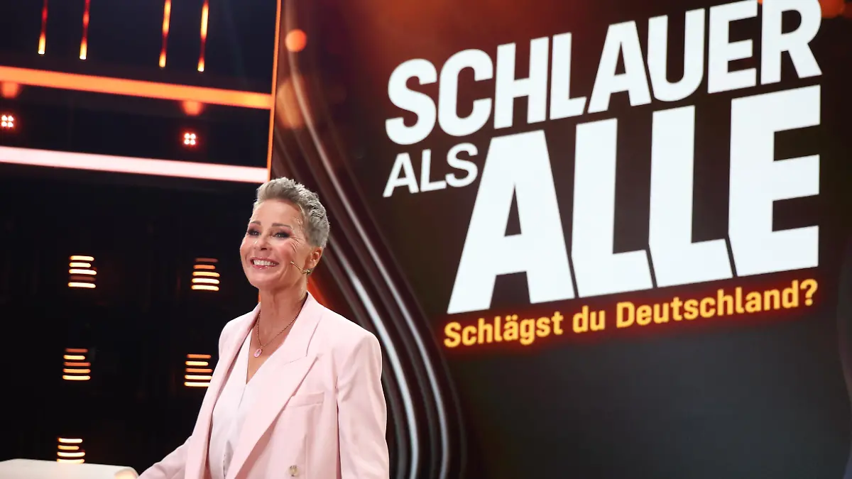 Sonja Zietlow steht im „Schlauer als alle” -Studio