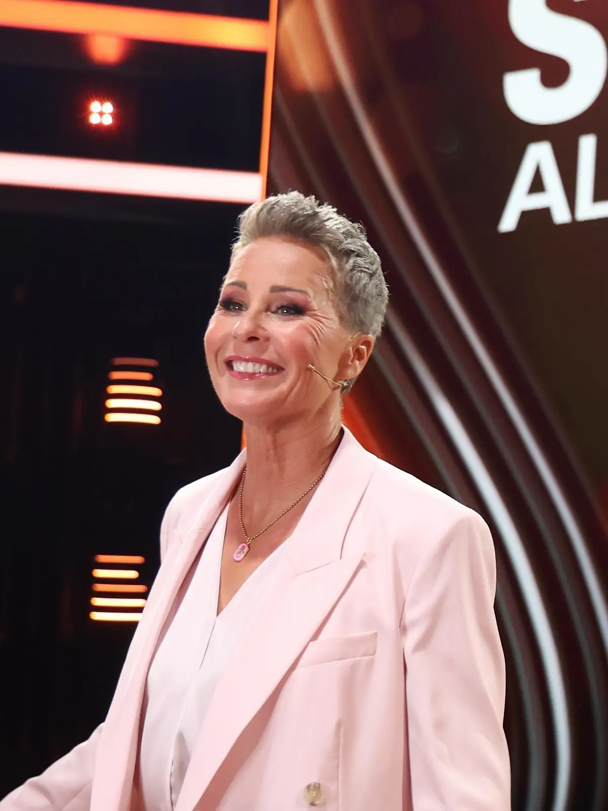 Sonja Zietlow steht im „Schlauer als alle” -Studio