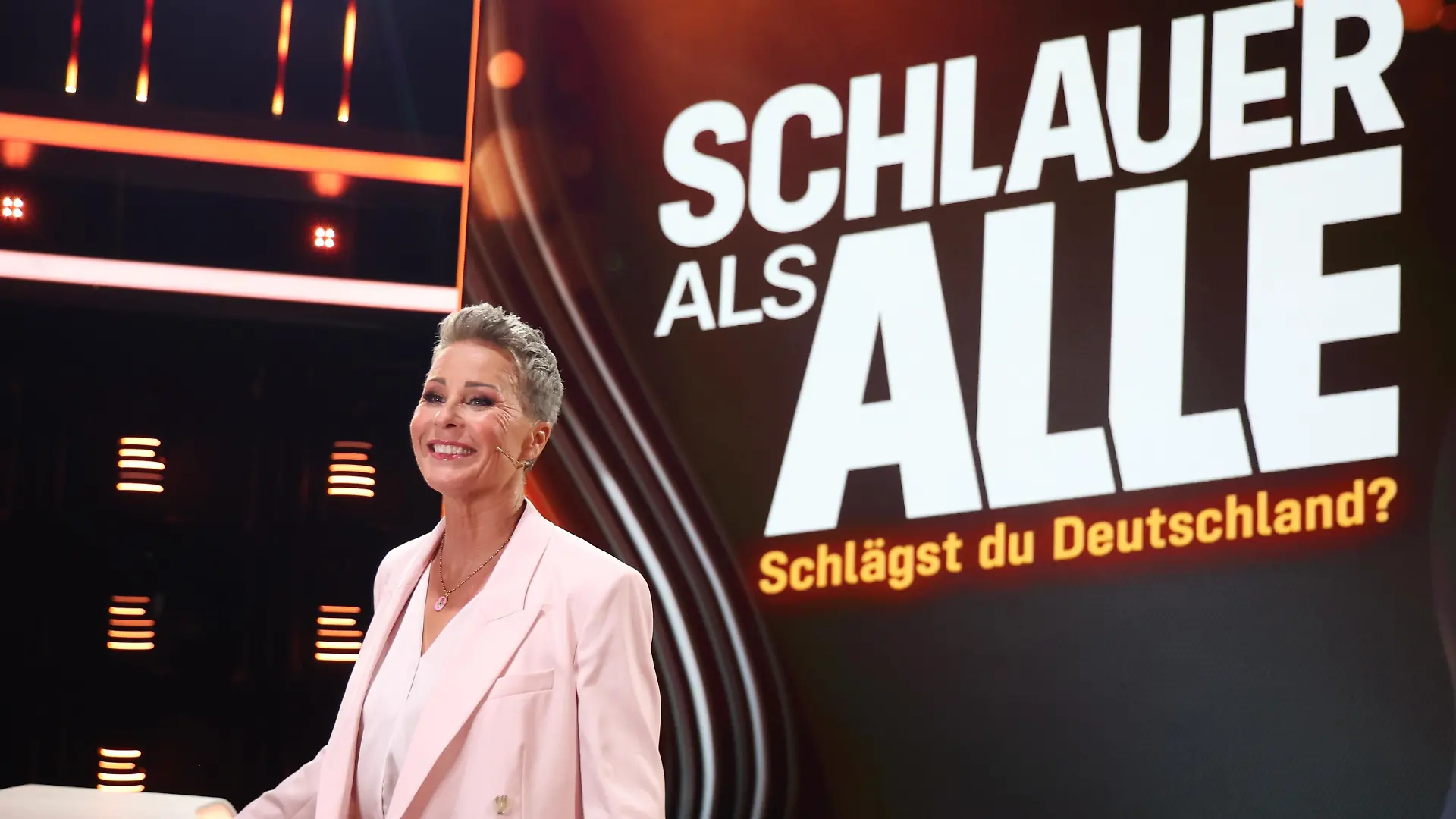Sonja Zietlow steht im „Schlauer als alle” -Studio