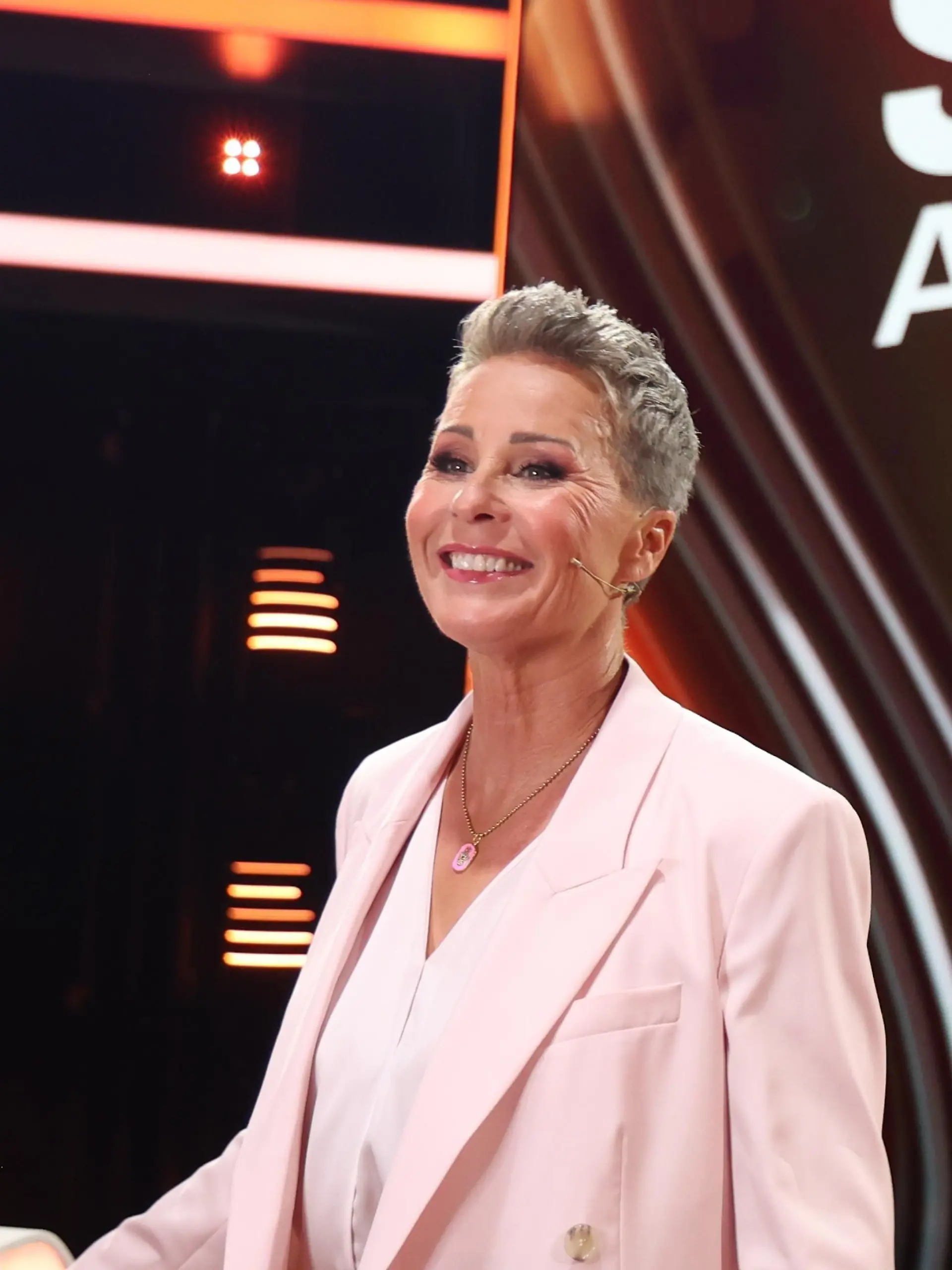 Sonja Zietlow steht im „Schlauer als alle” -Studio