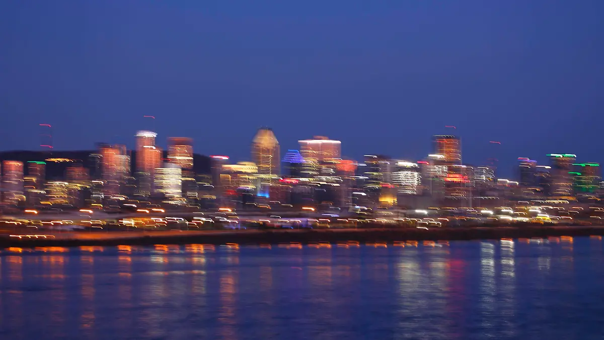 Stadt bei Sonnenaufgang, unscharfes Bild, Montreal, Provinz Quebec, Kanada, Nordamerika *** City at sunrise, blurred image, Montreal, Quebec province, Canada, North America Copyright: imageBROKER/GuentherxSchwermer iblgsc07166423.jpg  Bitte beachten Sie die gesetzlichen Bestimmungen des deutschen Urheberrechtes hinsichtlich der Namensnennung des Fotografen im direkten Umfeld der Veröffentlichung!