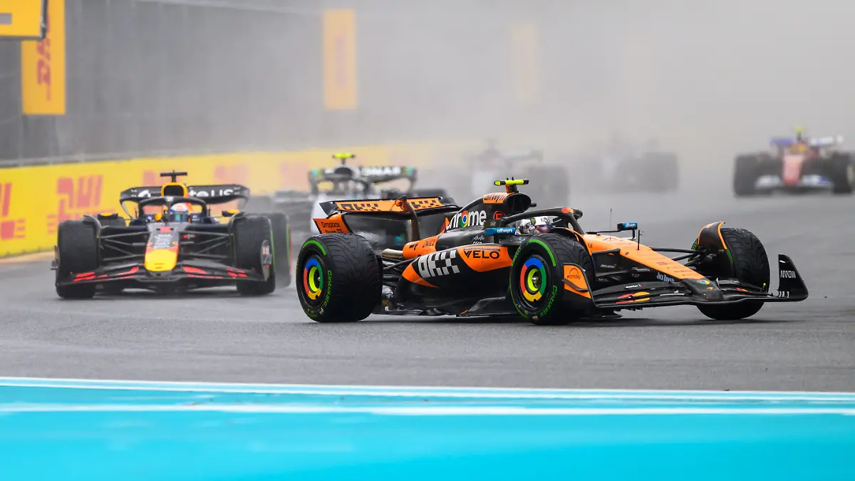 McLaren-Pilot Lando Norris (Nummer 4) fährt vor Red-Bull-Star Max Verstappen (Nummer 1)