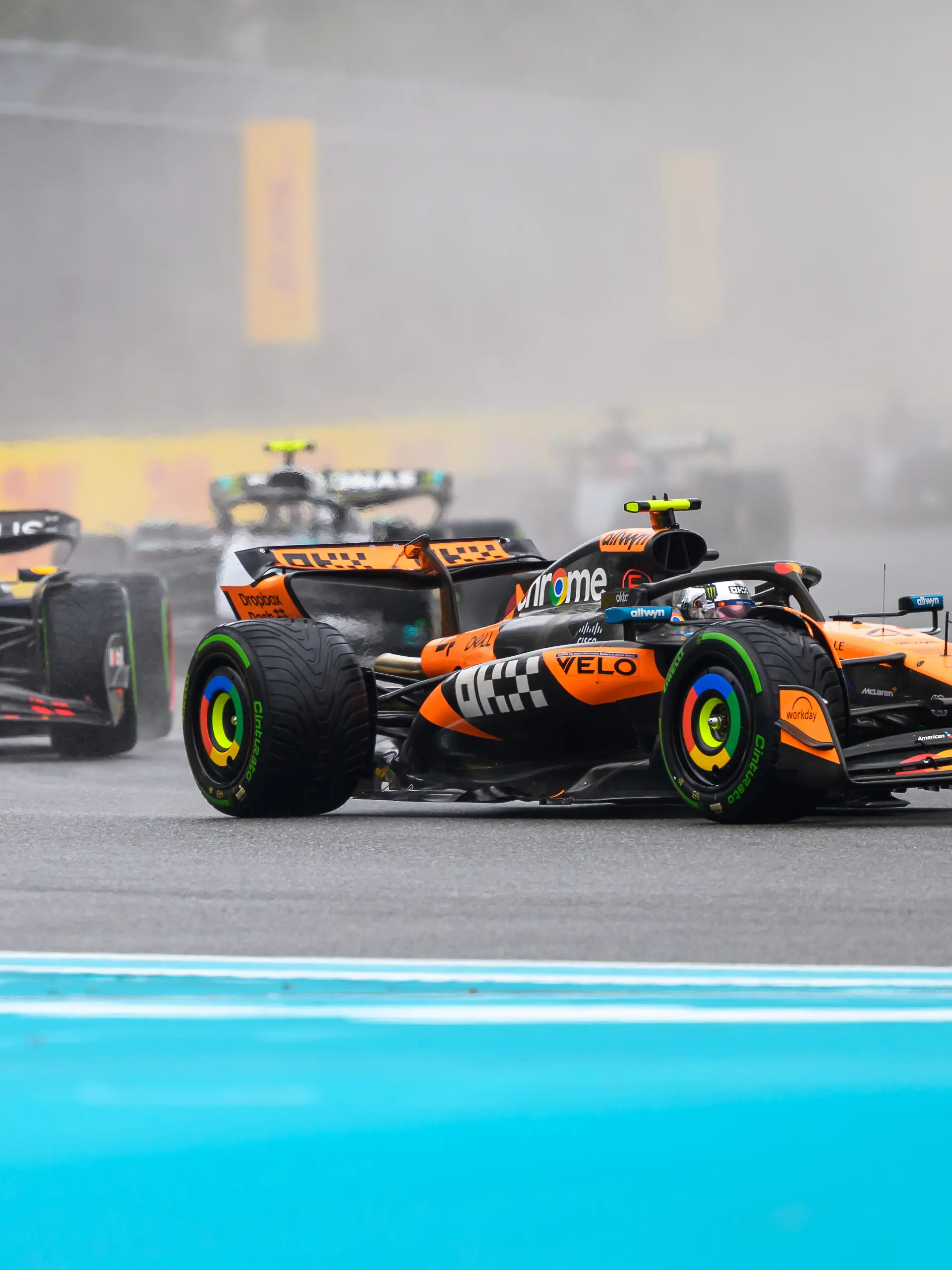 McLaren-Pilot Lando Norris (Nummer 4) fährt vor Red-Bull-Star Max Verstappen (Nummer 1)