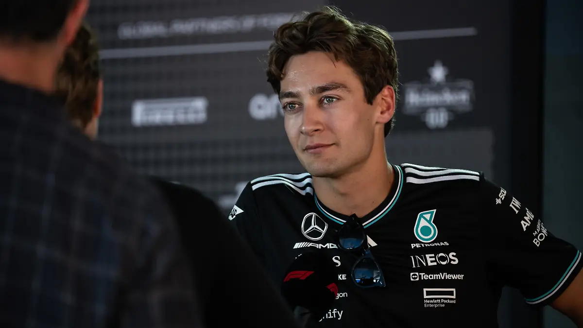 Formel-1-Pilot  George Russell in der Mercedes-Box