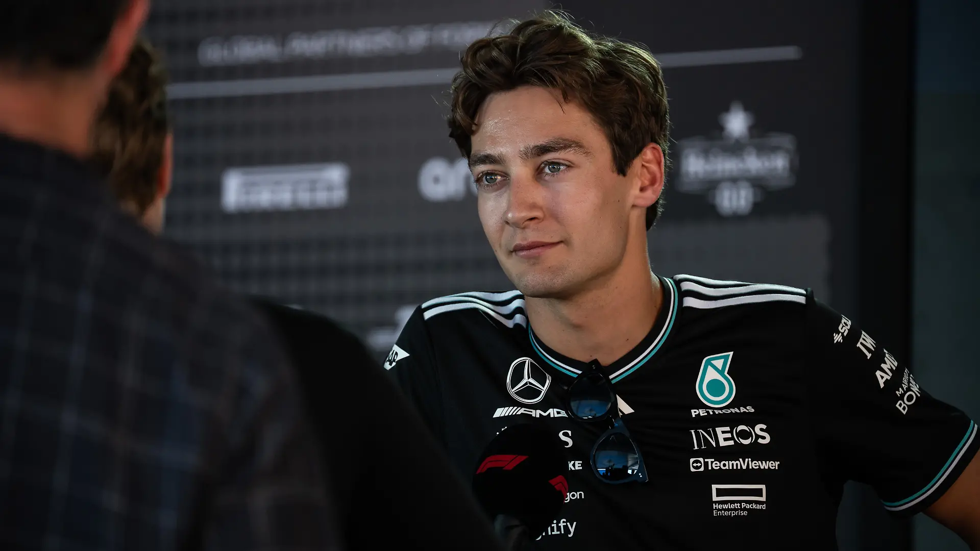 Formel-1-Pilot George Russell in der Mercedes-Box