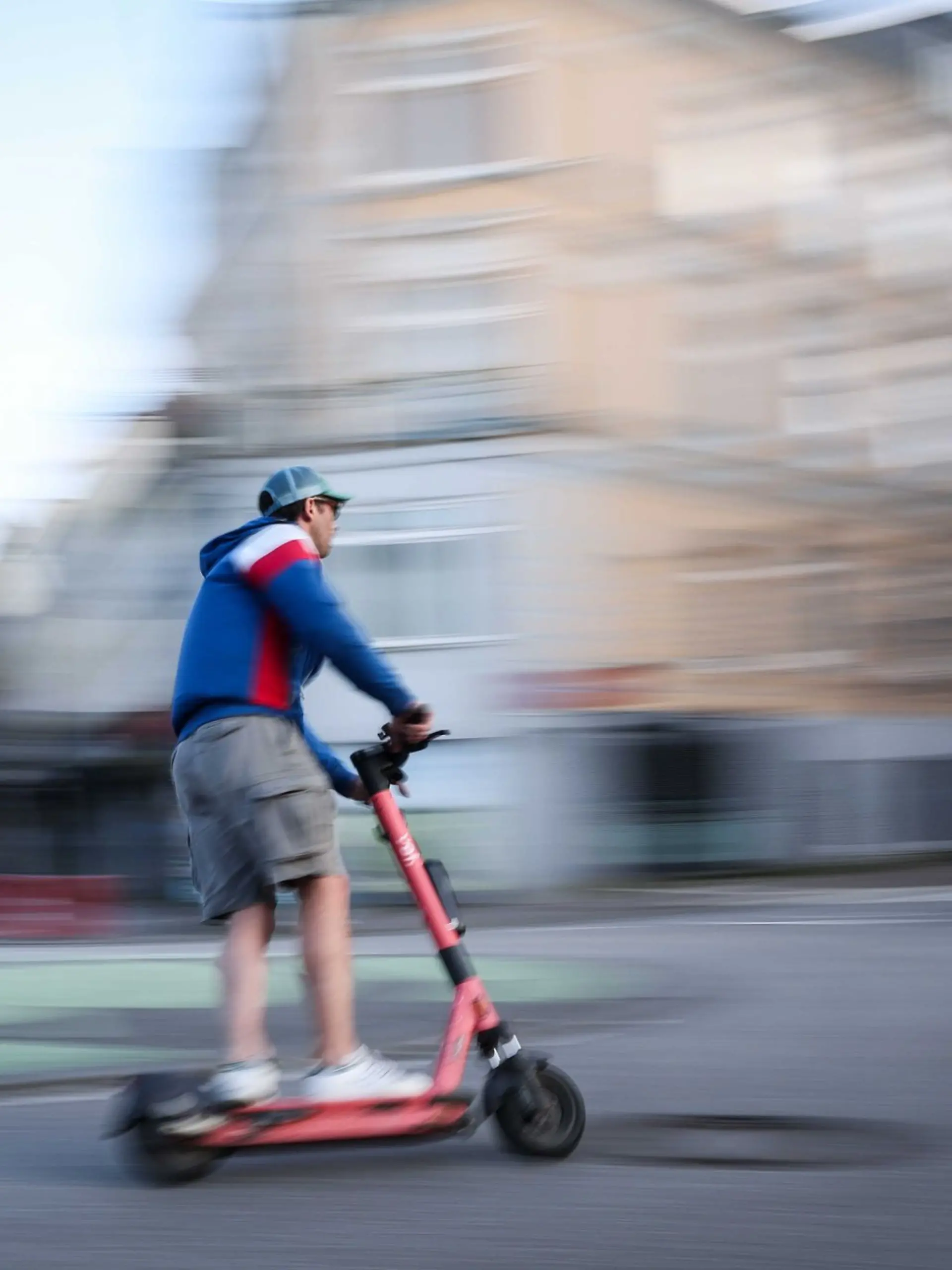 Bild zu: "Polizei in Hamburg holt Sexualstraftäter von E-Scooter"