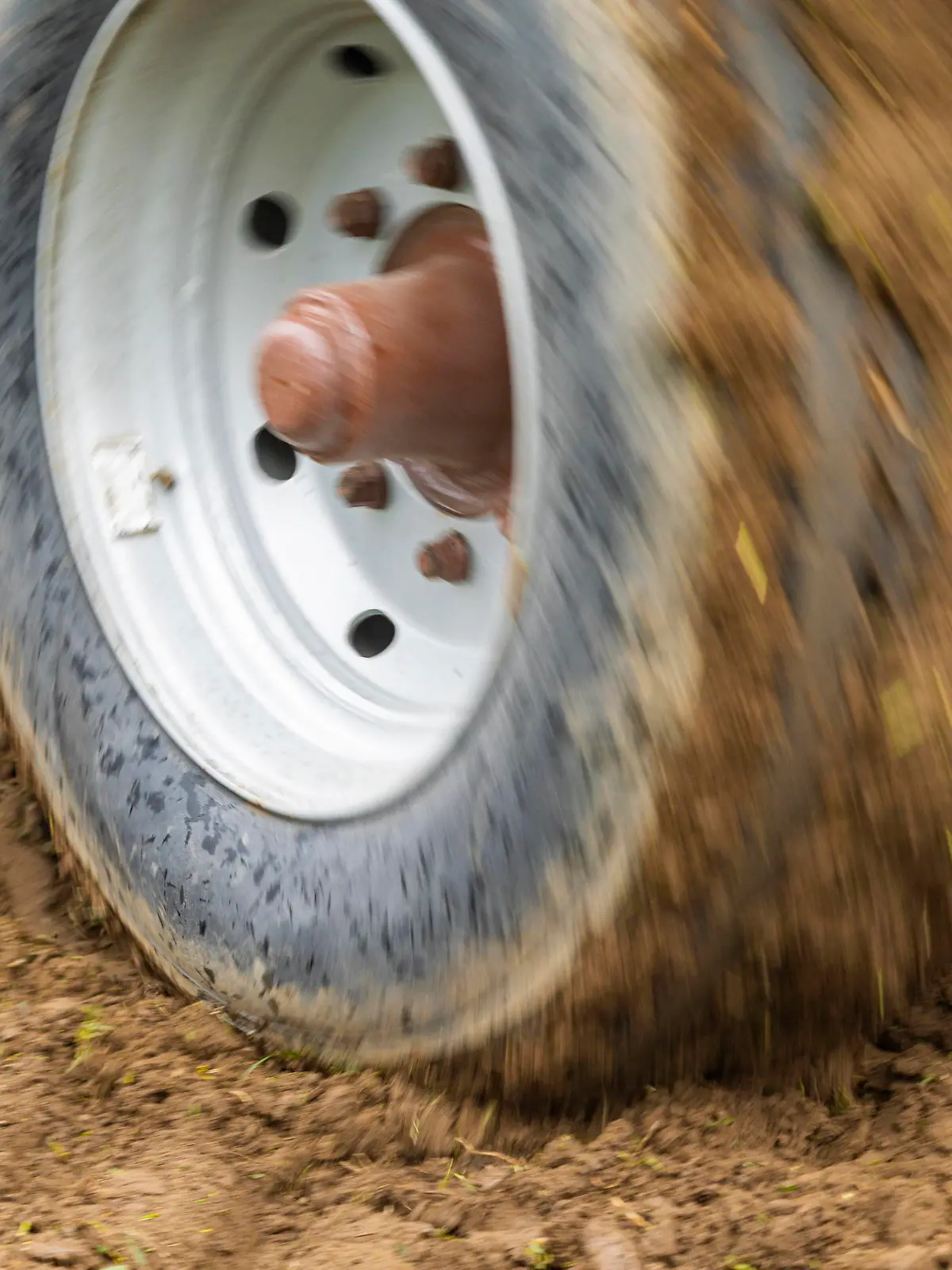  Traktor-Pulling Der Sportverein Luchau veranstaltete anlässlich 110 Jahre Sport in Luchau, ein Kräftemessen der Traktoren. Die Landmaschinen konnten unabhängig vom Baujahr am Traktor-Pulling teilnehmen. Eingeteilt wurden die Traktoren dann je nach PS in drei unterschiedliche Kategorien, in denen sie gegeneinander antraten. Jeder Traktor zog einen Hänger, der mit Gewichten beladen war und zehn Tonnen wog, erklärte Normen Grahl vom Organisationsteam. Die Wettkampfstrecke ist 100 Meter lang. Zusätzlich wird noch die Bremse des Anhängers gezogen. Gewonnen hatte der, der am weitesten kam. Ein Anhängerrad läuft über den Acker. Luchau Sachsen GERMANY *** Tractor Pulling The sports club Luchau organized on the occasion of 110 years of