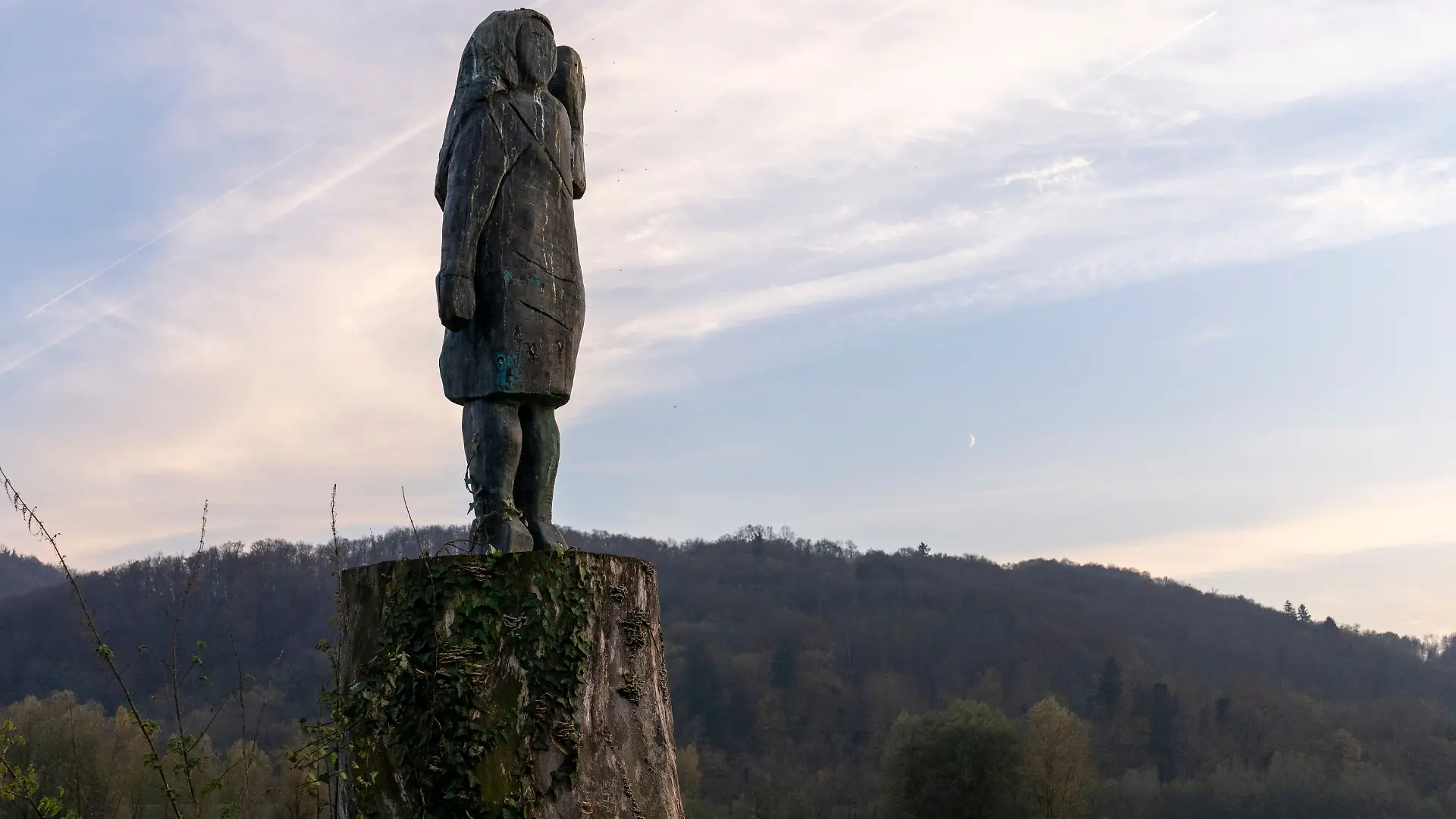 So sieht die Statue von Melania Trump in Slowenien aus.