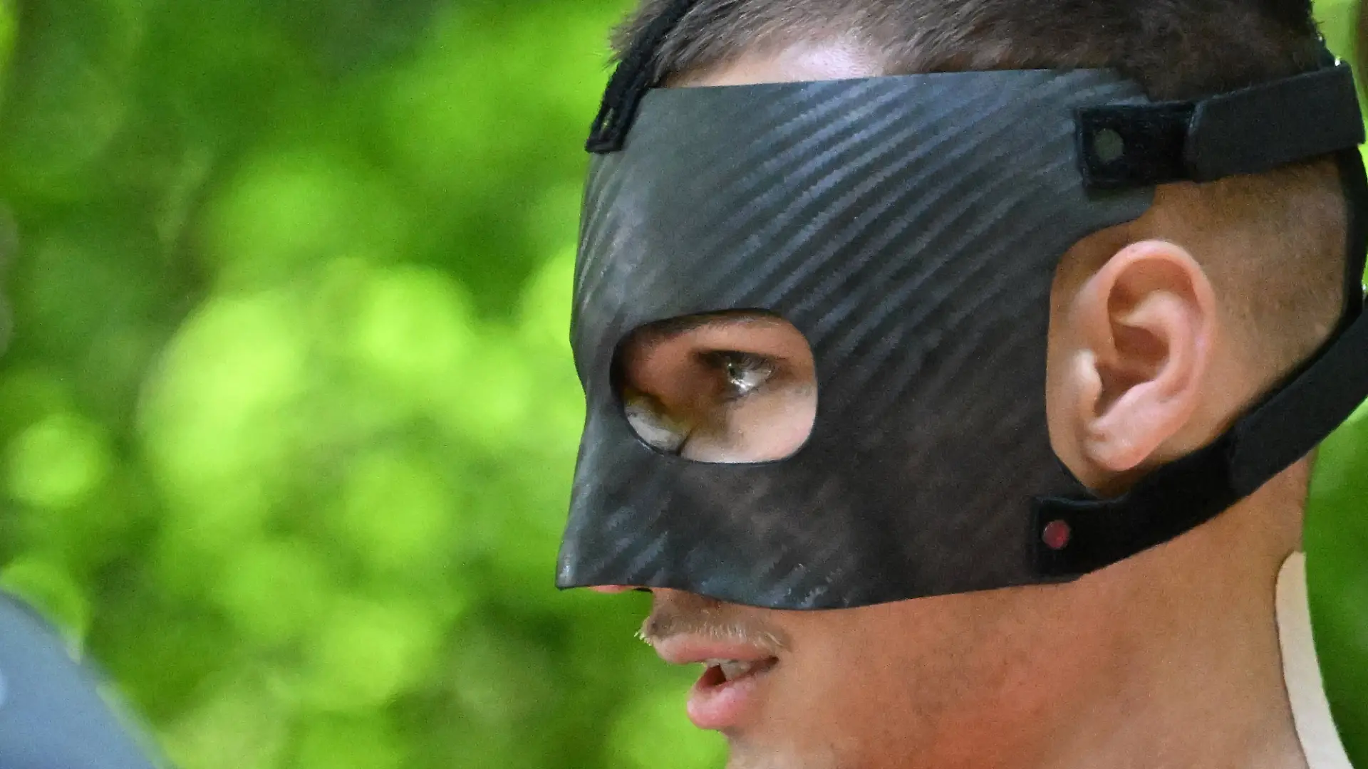  Tim Lemperle trägt eine Gesichtsmaske.