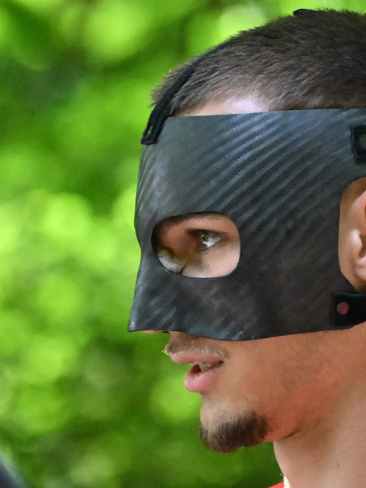  Tim Lemperle trägt eine Gesichtsmaske.