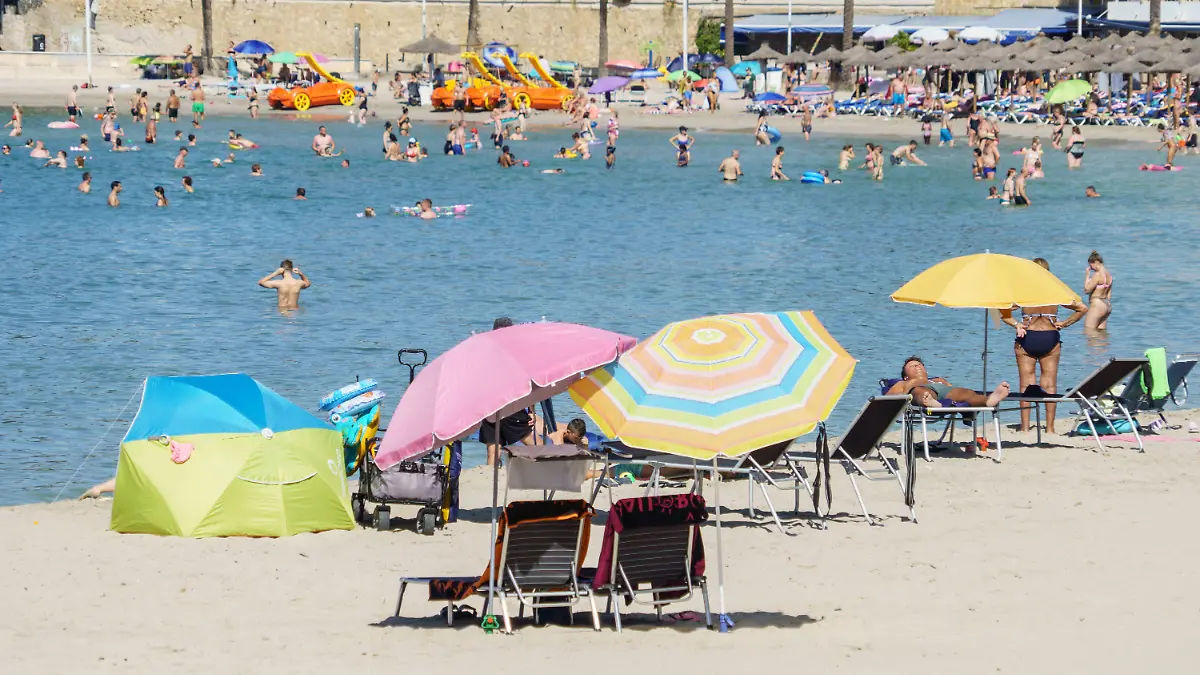 Urlaubsschock auf der spanischen Tourismusinsel Mallorca! Ein Junge (8) ist mit seinen Eltern dort im Urlaub und kann es kaum abwarten, denn Außenbereichs des Hotels zu erkunden. Er ist so aufgeregt, dass er losrennt und durch die Glastür rennt. Dabei erleidet der Junge schlimme Verletzungen.