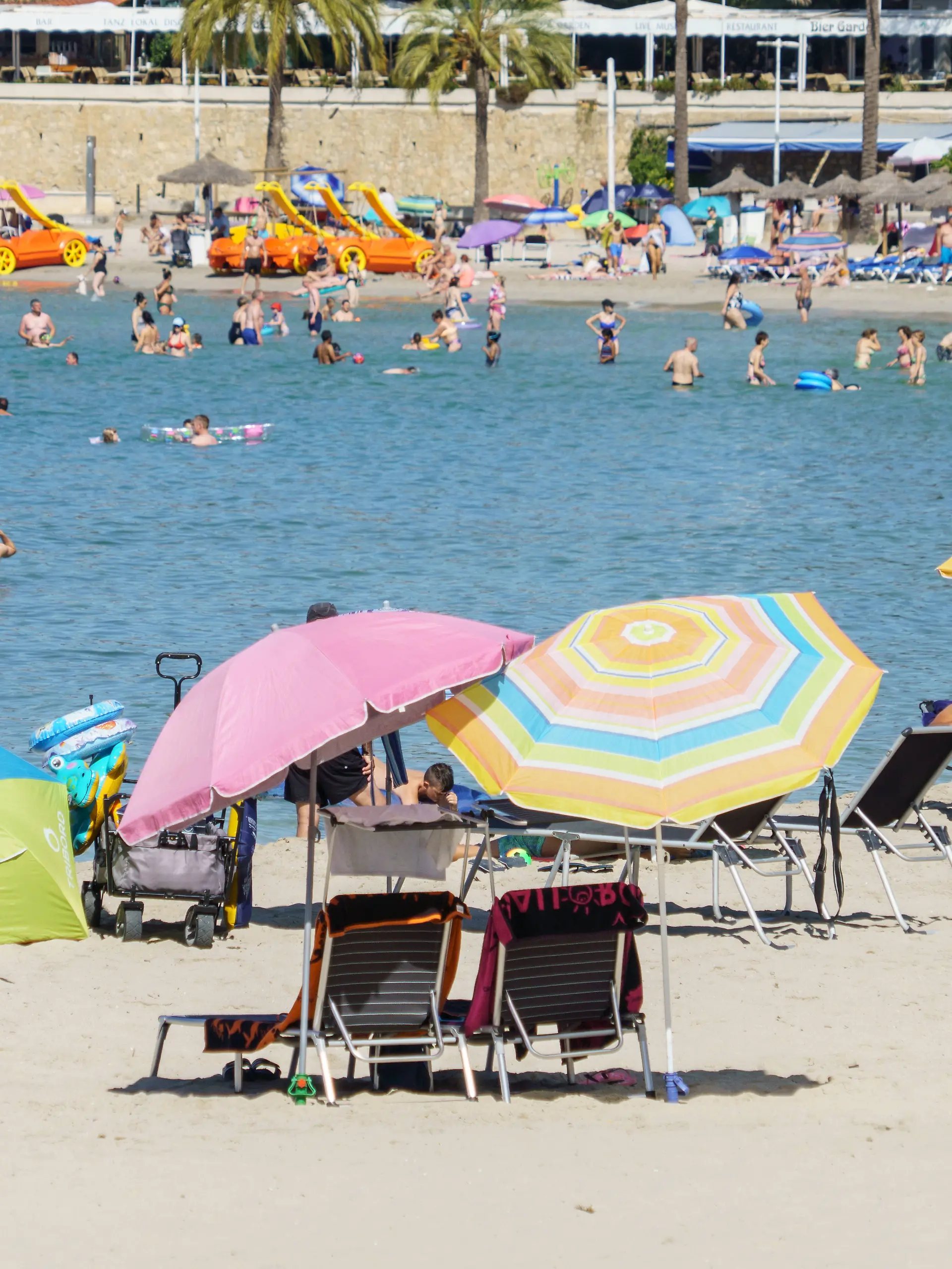 Urlaubsschock auf der spanischen Tourismusinsel Mallorca! Ein Junge (8) ist mit seinen Eltern dort im Urlaub und kann es kaum abwarten, denn Außenbereichs des Hotels zu erkunden. Er ist so aufgeregt, dass er losrennt und durch die Glastür rennt. Dabei erleidet der Junge schlimme Verletzungen.