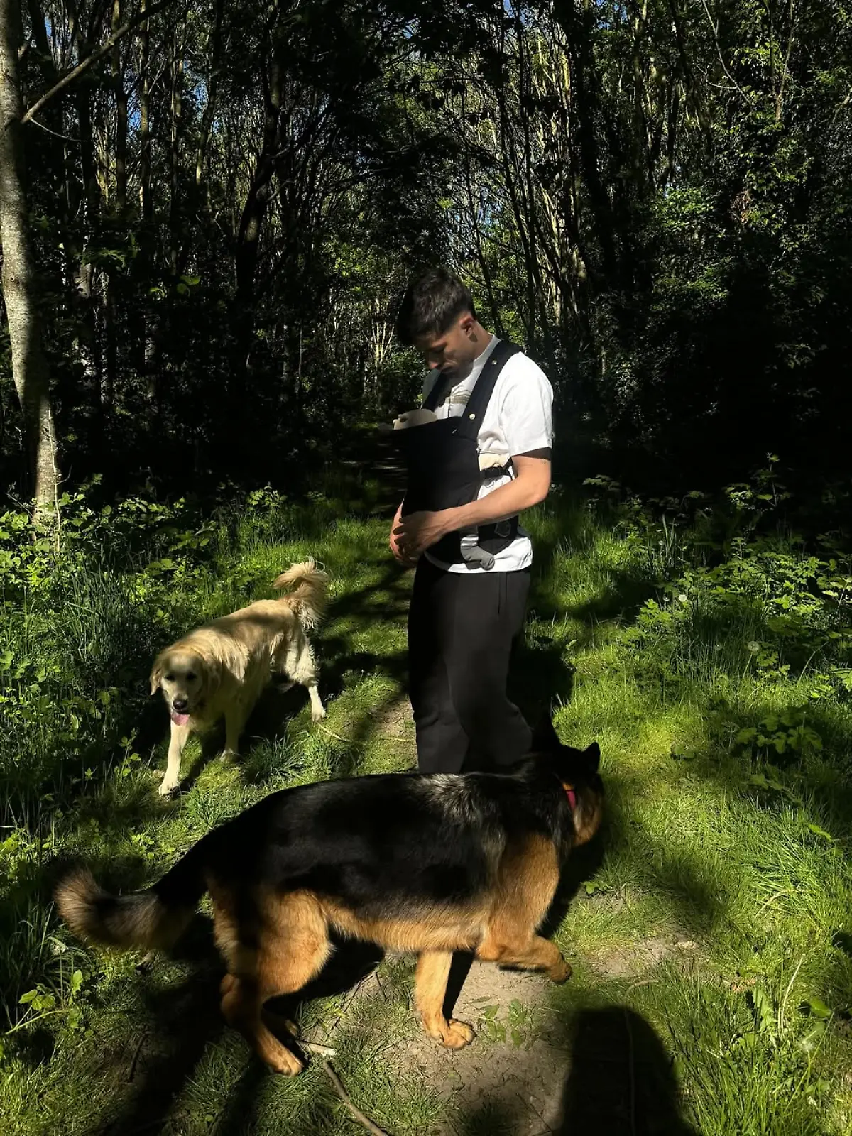 Kai Havertz trägt seinen Sohn beim Spaziergang in einer Babytrage.