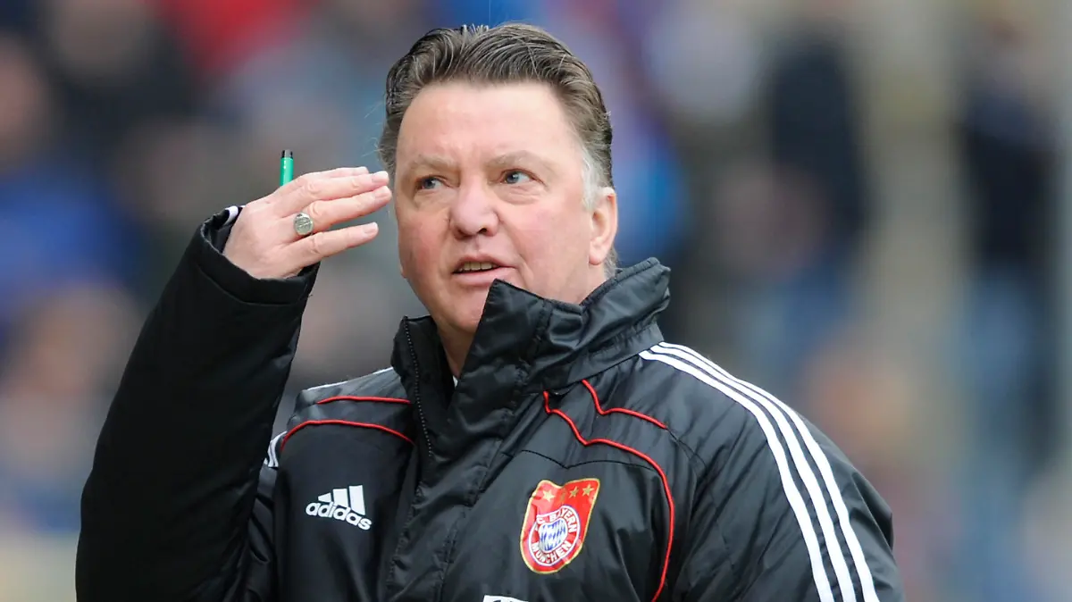 Fußball Bundesliga 27. Spieltag: SC Freiburg - FC Bayern München am Samstag (19.03.2011) im Badenova-Stadion Freiburg. Der Münchner Trainer Louis van Gaal gestikuliert. Foto: Uli Deck dpa/lsw
