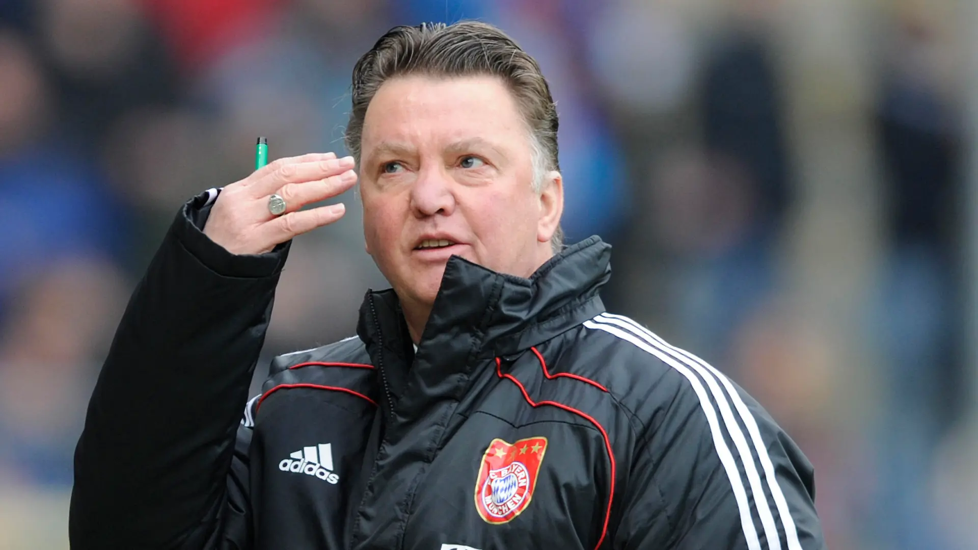 Fußball Bundesliga 27. Spieltag: SC Freiburg - FC Bayern München am Samstag (19.03.2011) im Badenova-Stadion Freiburg. Der Münchner Trainer Louis van Gaal gestikuliert. Foto: Uli Deck dpa/lsw