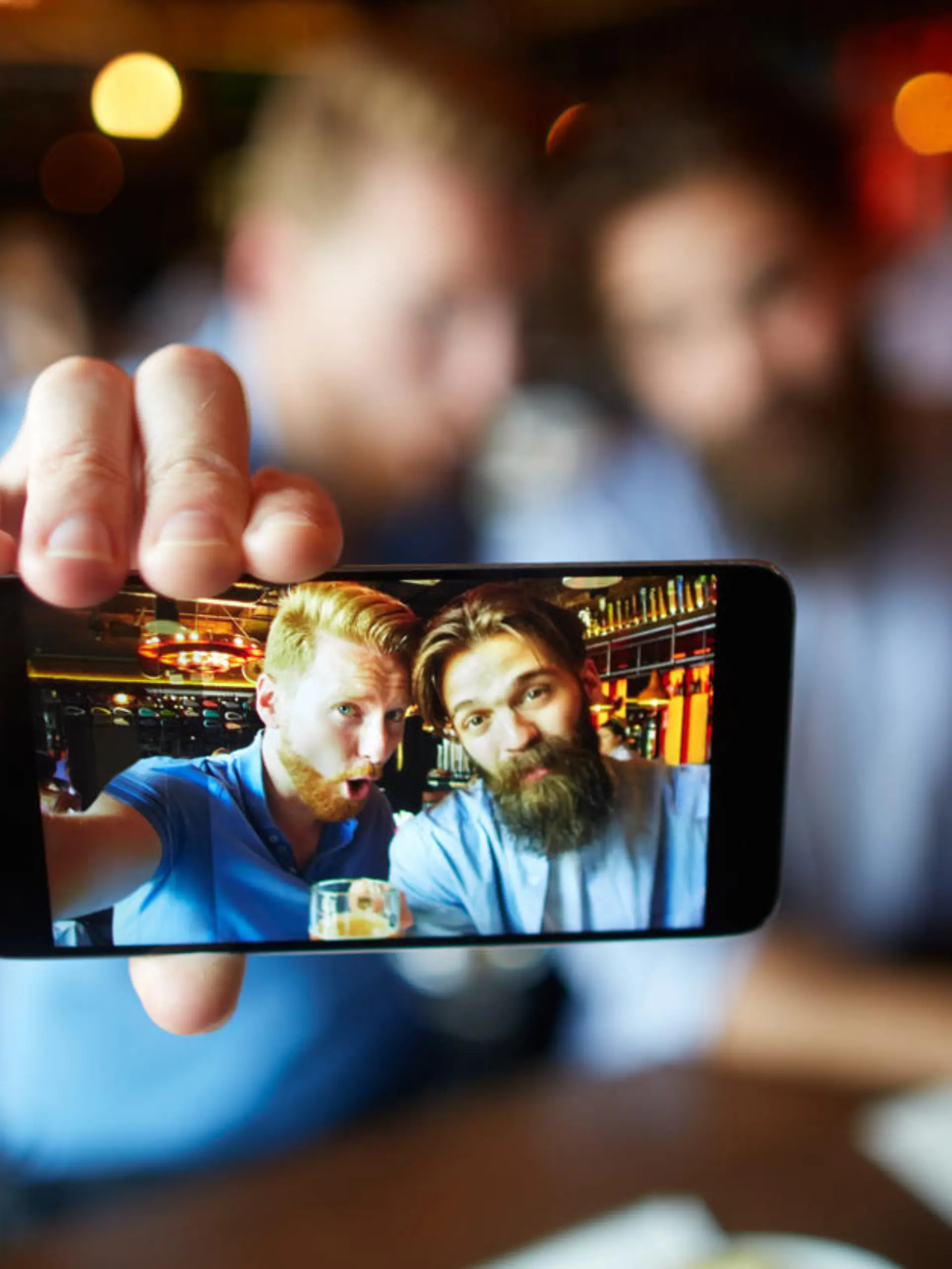 Selbstporträt von Freunden beim Bier trinken
