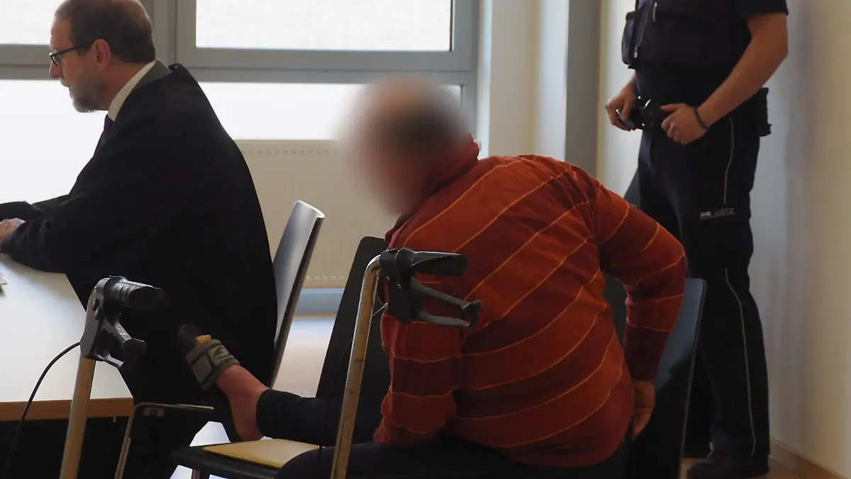 Weil der Angeklagte seinen Rollator und einen Einkaufswagen unter Strom setzt, um so seine Nachbarin zu töten, wird der 61-Jährige in Freiburg zu vier Jahren Haft verurteilt. Der Mann habe sich des versuchten Mordes schuldig gemacht, urteilt das Landgericht. Dabei gefährdet er auch Kinder!
