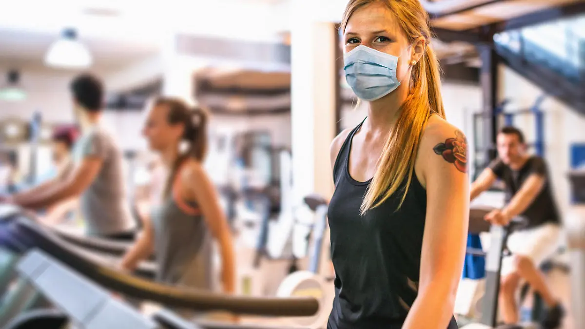 Frau im Fitnessstudio während der Corona-Pandemie