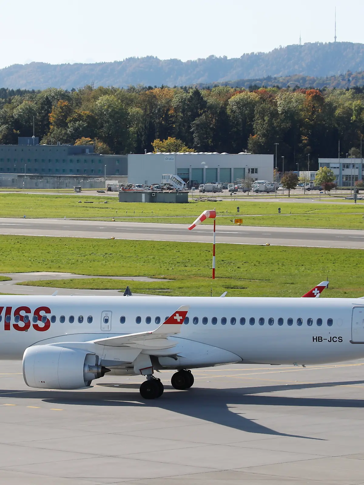 Swiss streicht 1.400 Sommerflüge wegen Pilotenmangel. Grund dafür seien Schwangerschaften, Unfälle und Umschulungen