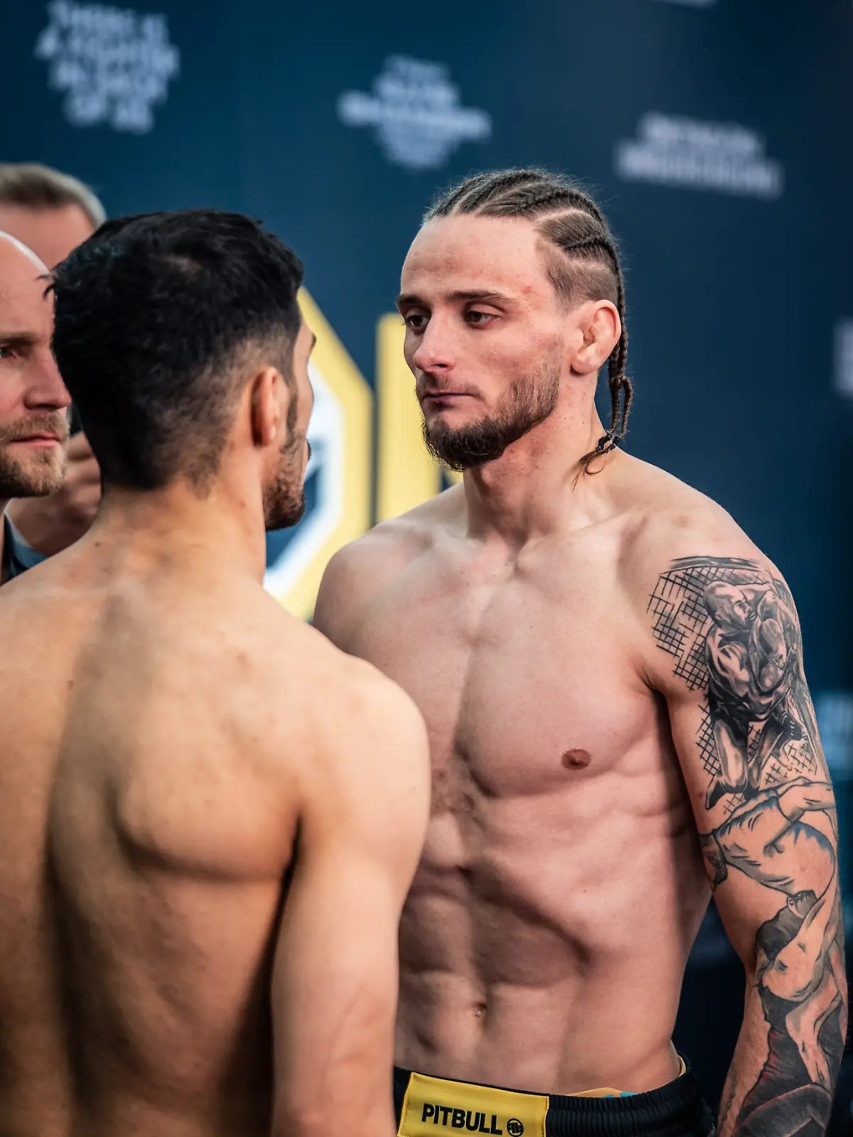 Bild zu: "Notfall bei MMA-Star – Ringarzt muss eingreifen!"