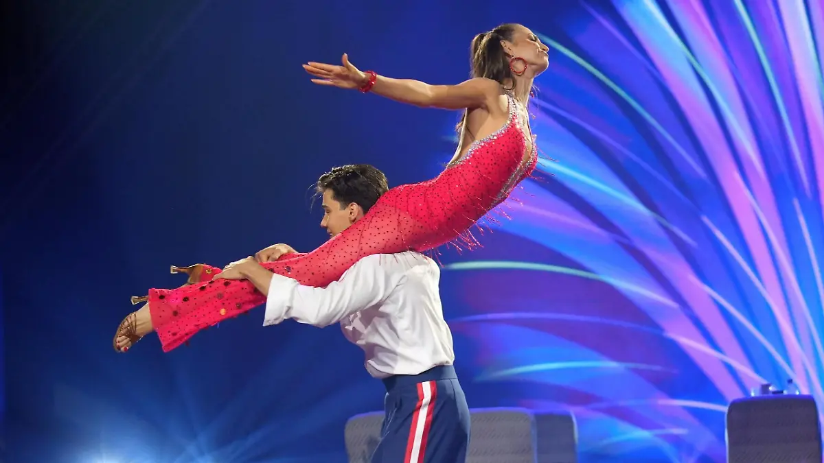 Diego Pooth lässt bei Salsa seine Hüfte kreisen Let's Dance 2025 - Halbfinale
