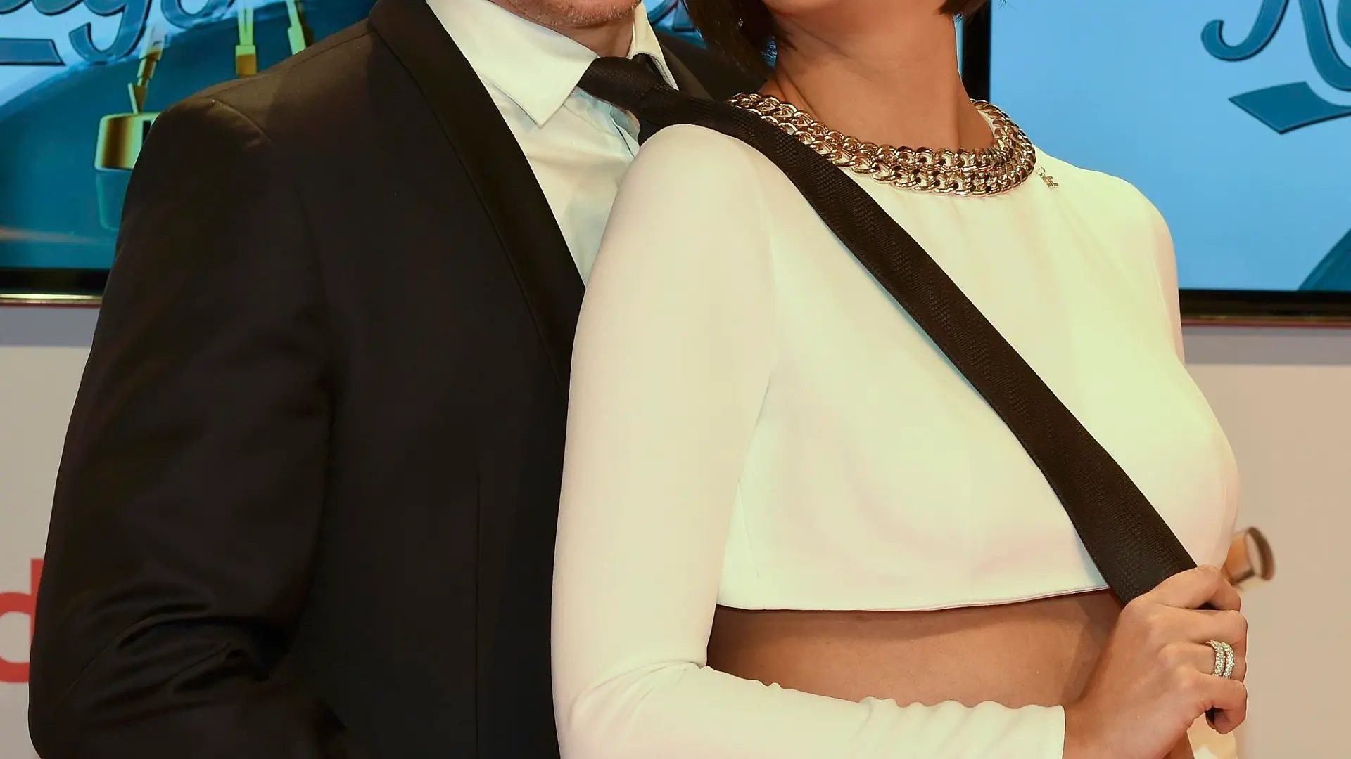 TV presenter Verona Pooth (R) and her husband Franjo Pooth pose on the red carpet for the 'Die Goldene Kamera' (Golden Camera) awards ceremony in Hamburg, February 27, 2015. The Golden Cameras are awarded by a popular German TV magazine honouring excellence in the areas of television, film and entertainment. REUTERS/Fabian Bimmer (GERMANY - Tags: ENTERTAINMENT)