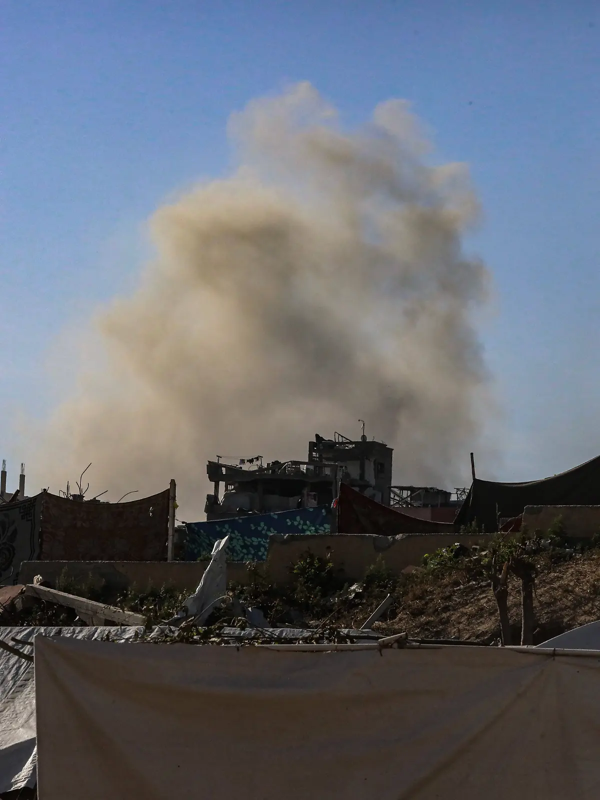 Bild zu: "Explosionen und Artilleriebeschuss"