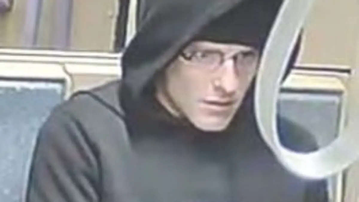 Der 25- bis 35-Jährige soll in einer Bahn onaniert und auf eine Frau ejakuliert haben.