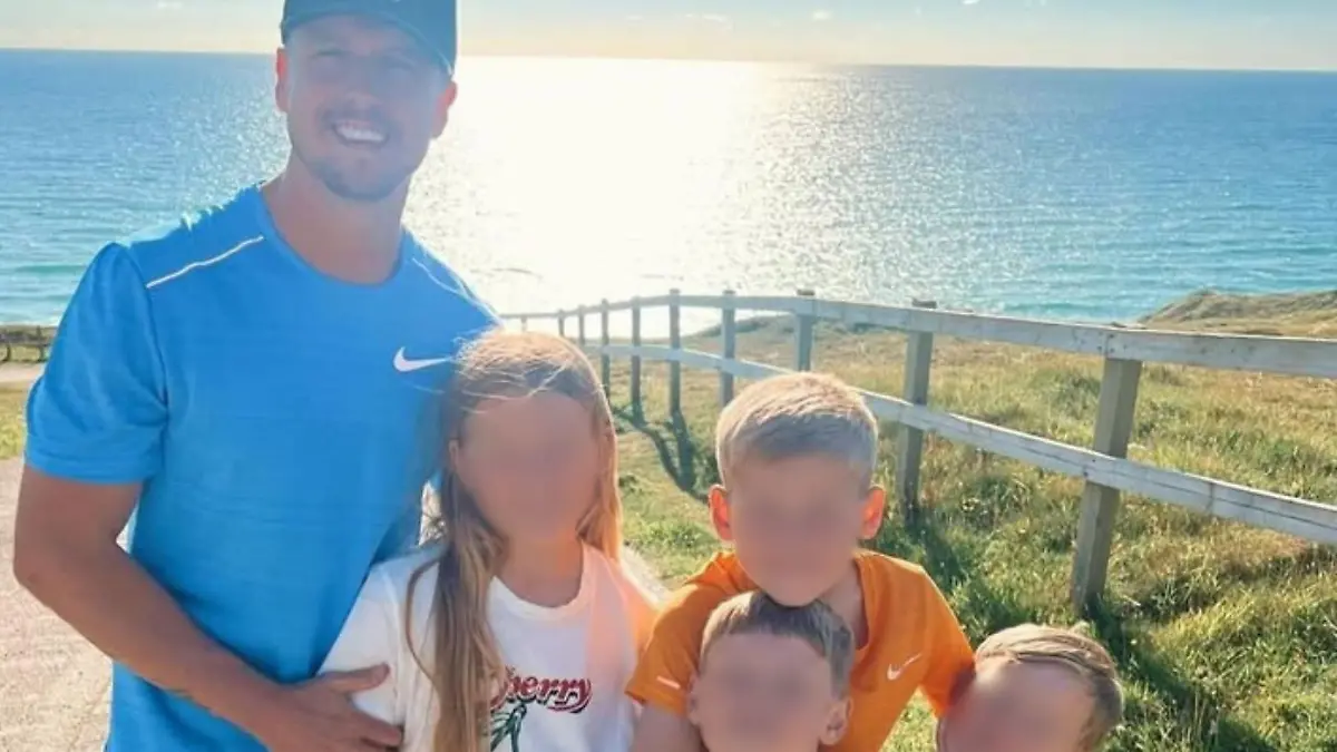 Der 30-Jährige ist im September 2024 im Urlaub im spanischen Benidorm gestorben. Die Ermittler gehen schnell von einem Unfall aus. Doch die Familie des Vierfach-Papas glaubt, dass hinter seinem Tod ein schreckliches Verbrechen steckt.